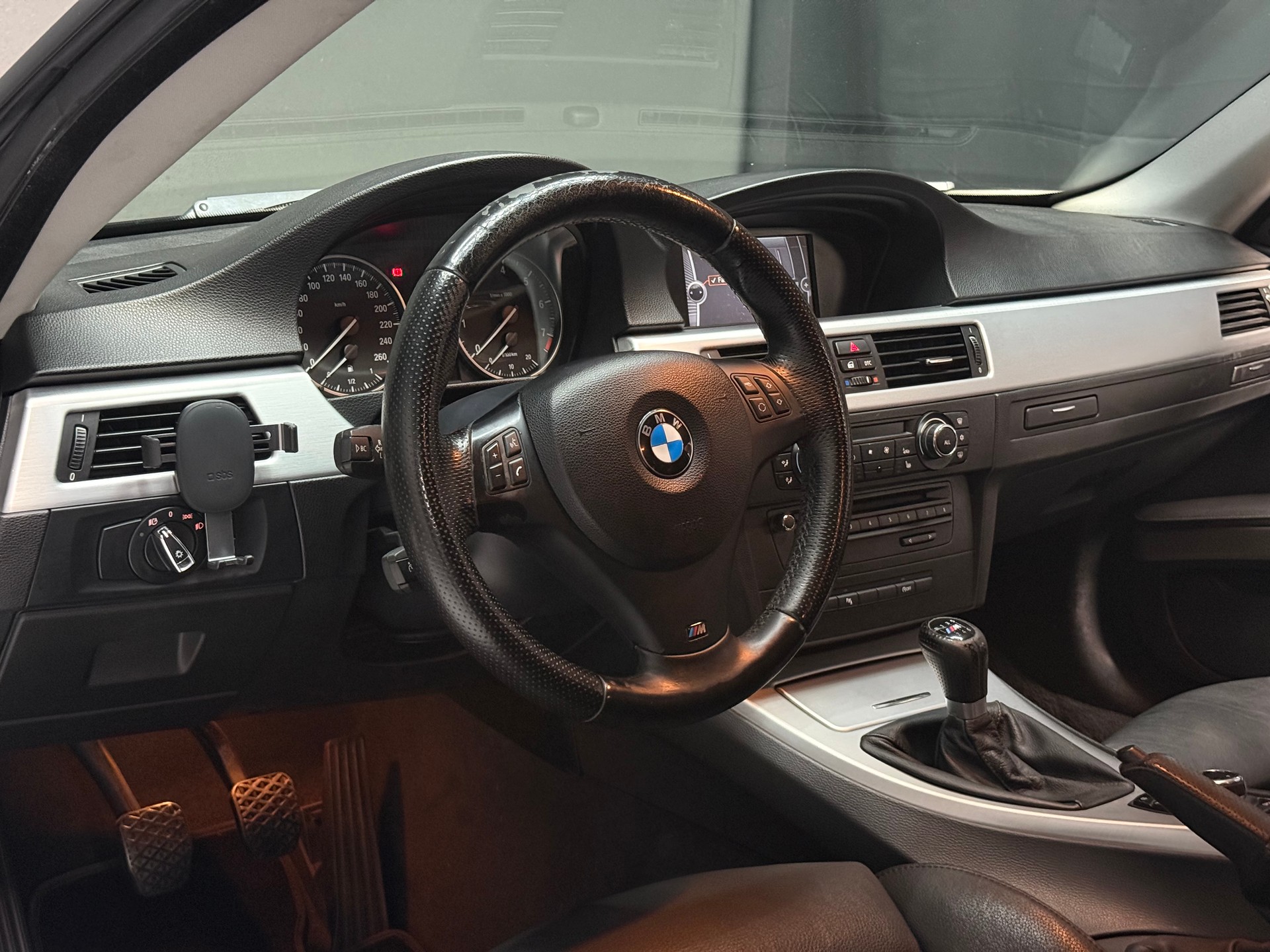 BMW 320i-image-9