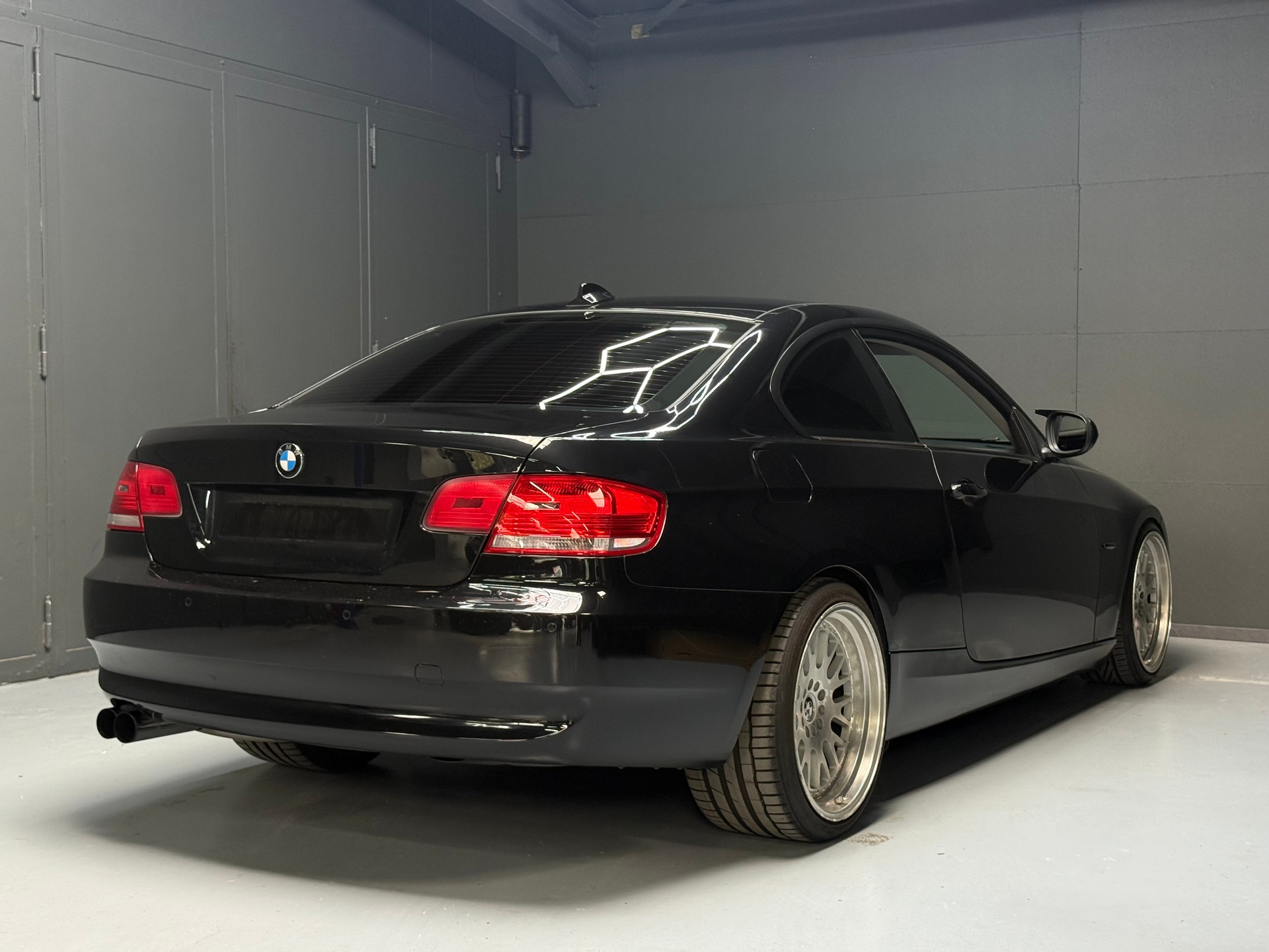 BMW 320i-image-8
