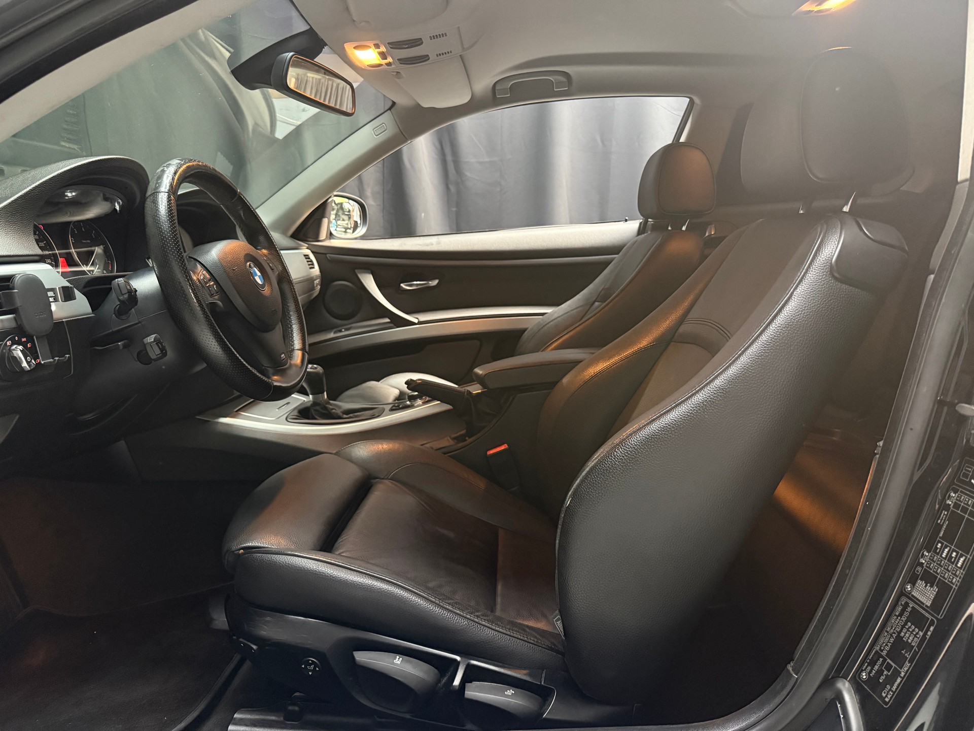 BMW 320i-image-10