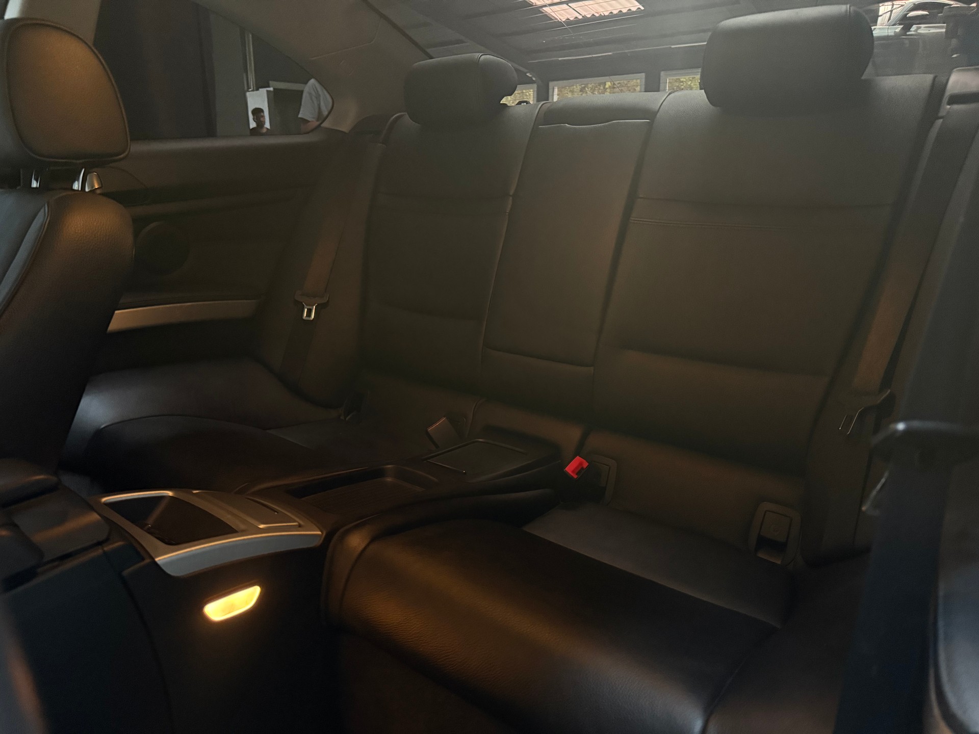 BMW 320i-image-13