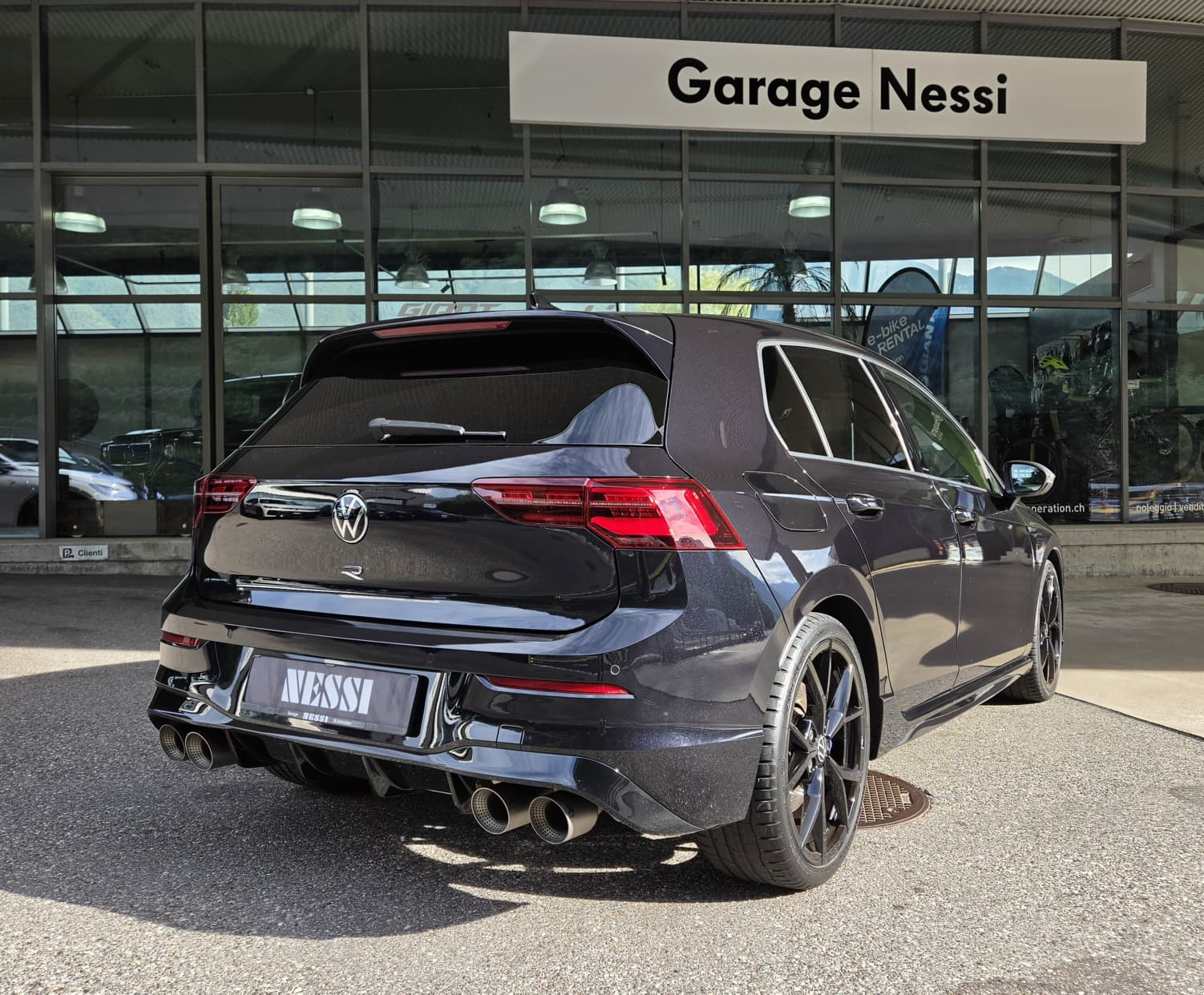 VW Golf 2.0 TSI R DSG 4Motion-image-3