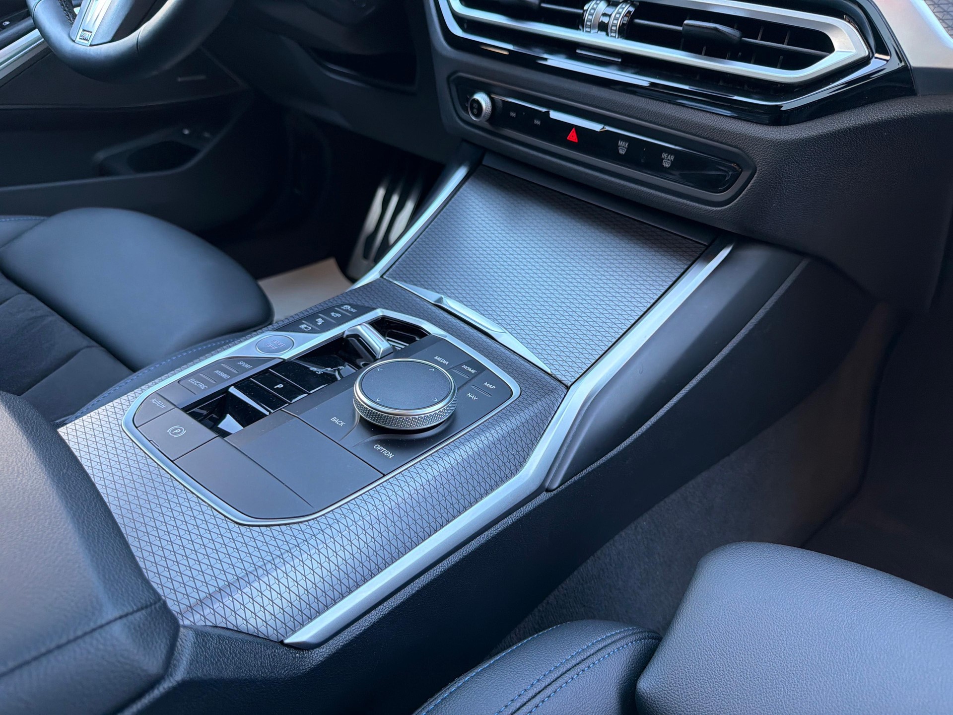 BMW 330e xDrive Touring-image-15