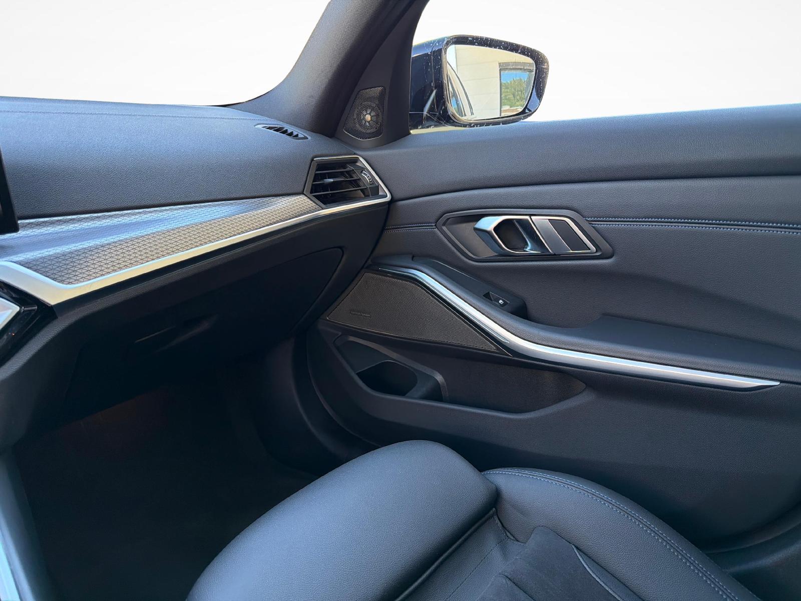 BMW 330e xDrive Touring-image-17