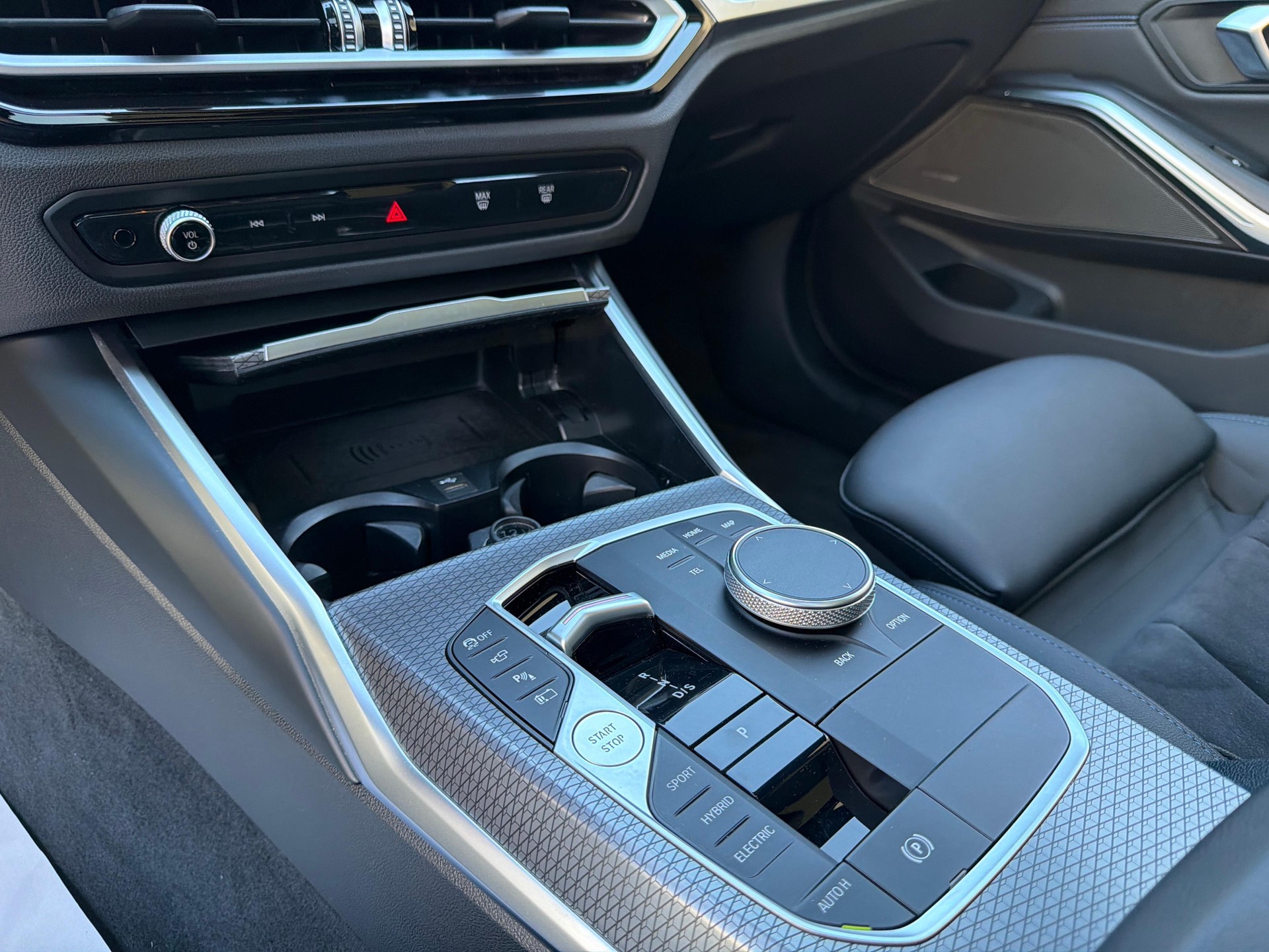 BMW 330e xDrive Touring-image-14