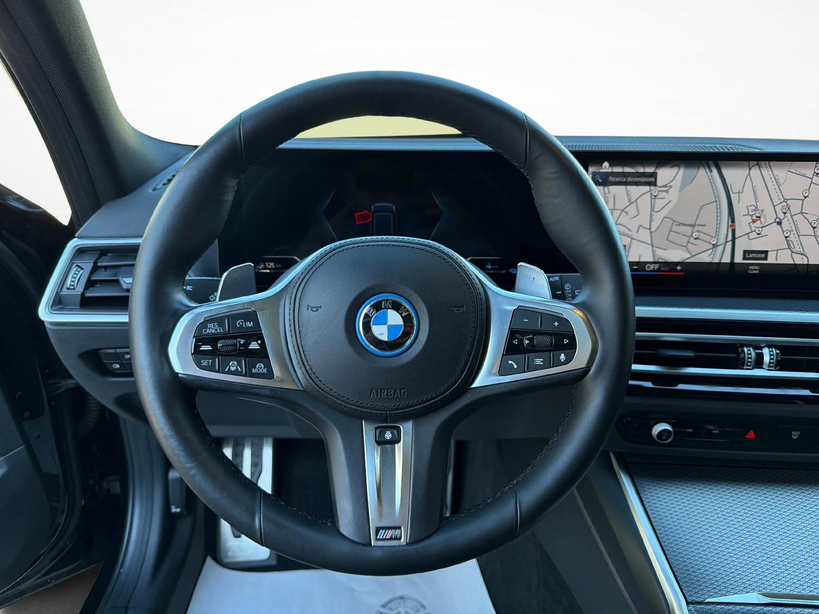 BMW 330e xDrive Touring-image-11