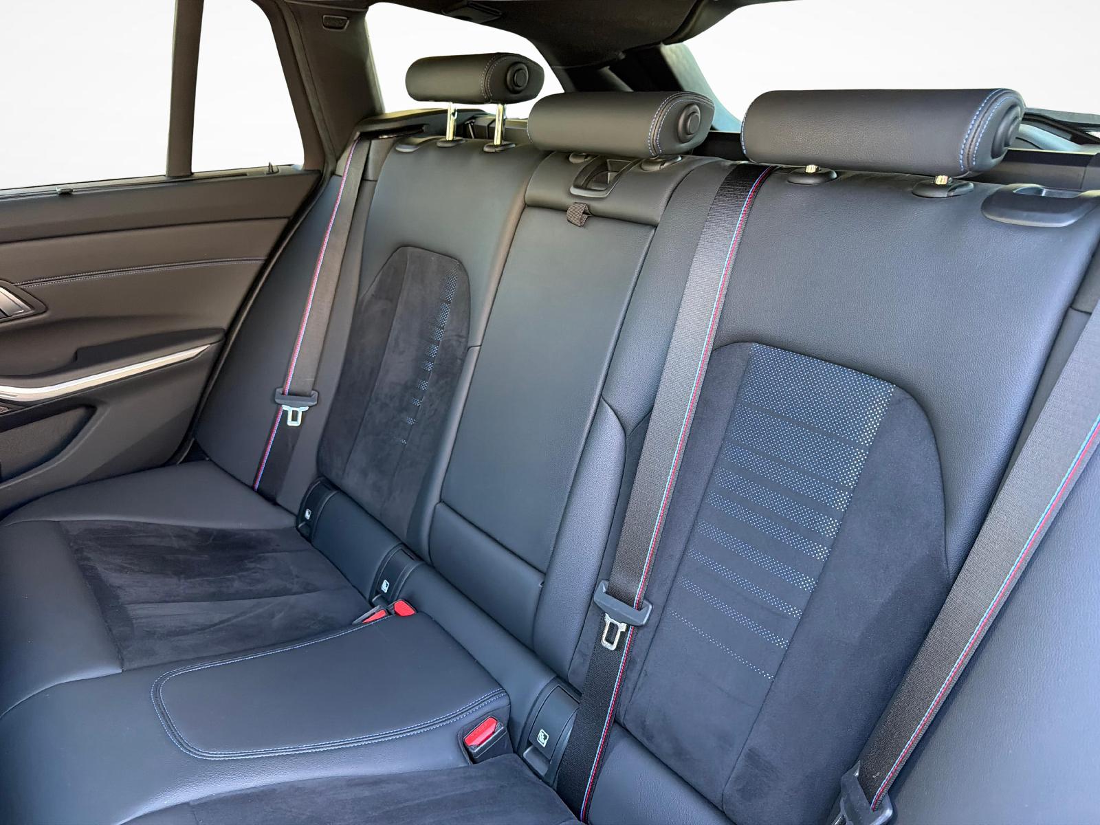 BMW 330e xDrive Touring-image-18