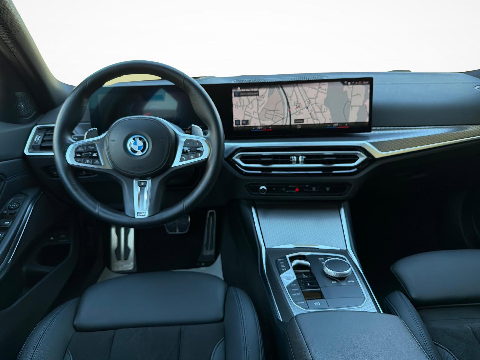 BMW 330e xDrive Touring-image-10