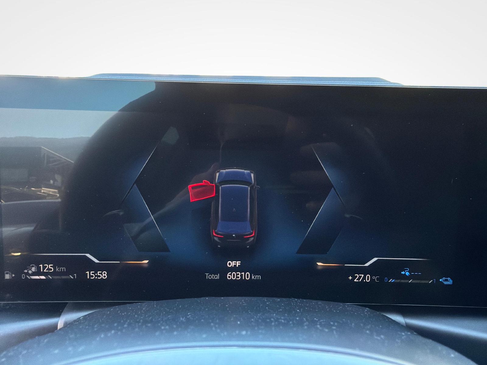 BMW 330e xDrive Touring-image-12