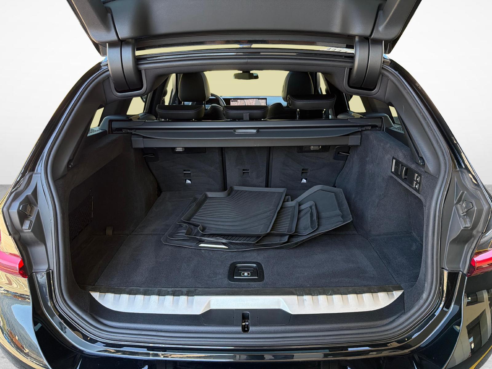 BMW 330e xDrive Touring-image-19