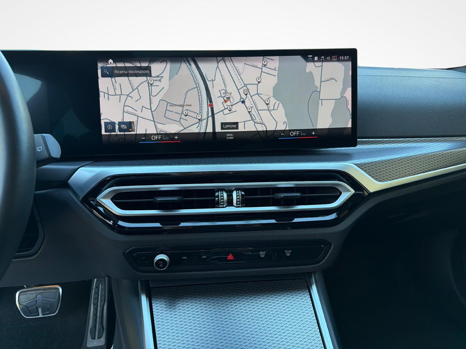 BMW 330e xDrive Touring-image-13