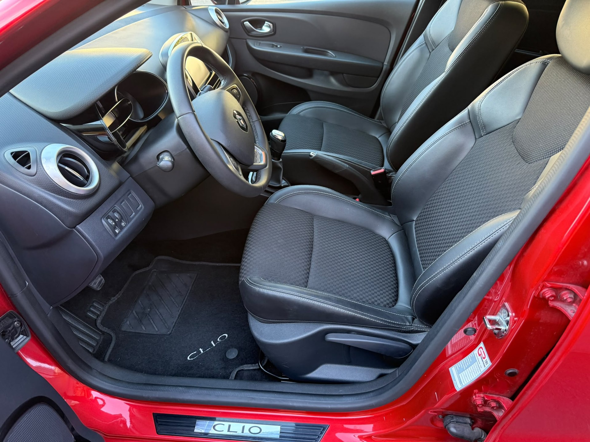 RENAULT CLIO-image-9