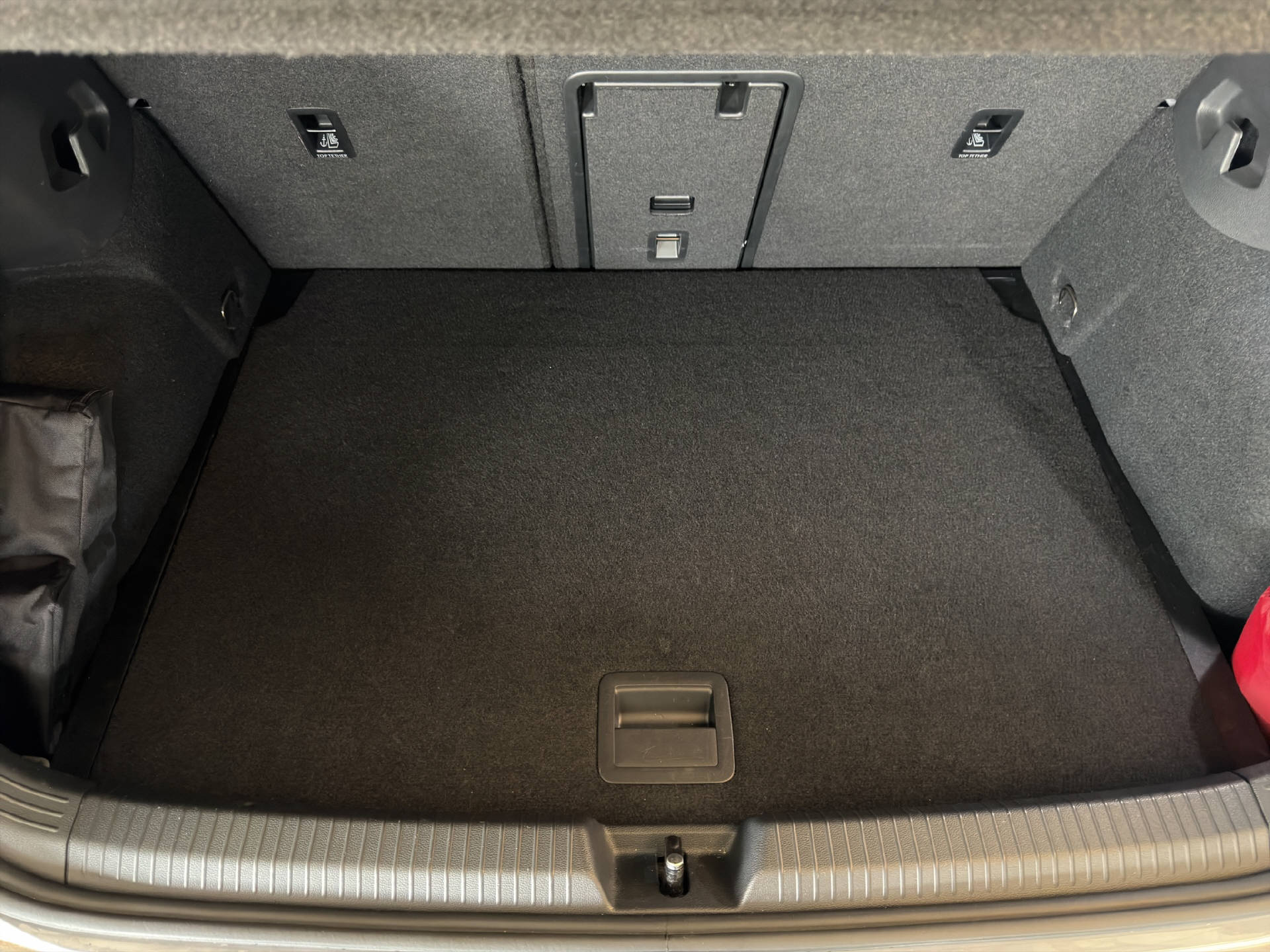 VW Golf VIII 1.5 eTSI R-Line 75 Edition DSG-image-19