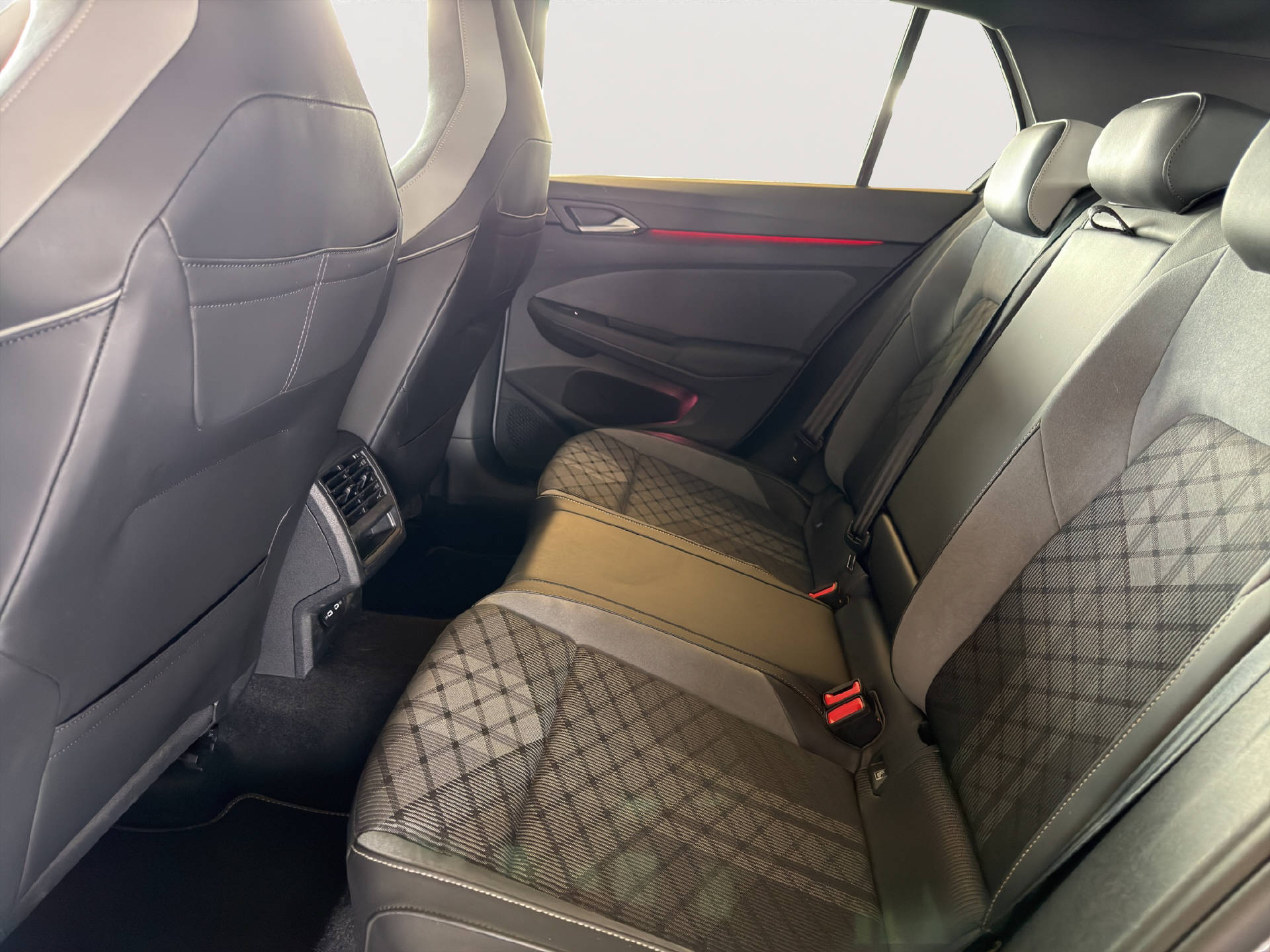 VW Golf VIII 1.5 eTSI R-Line 75 Edition DSG-image-17