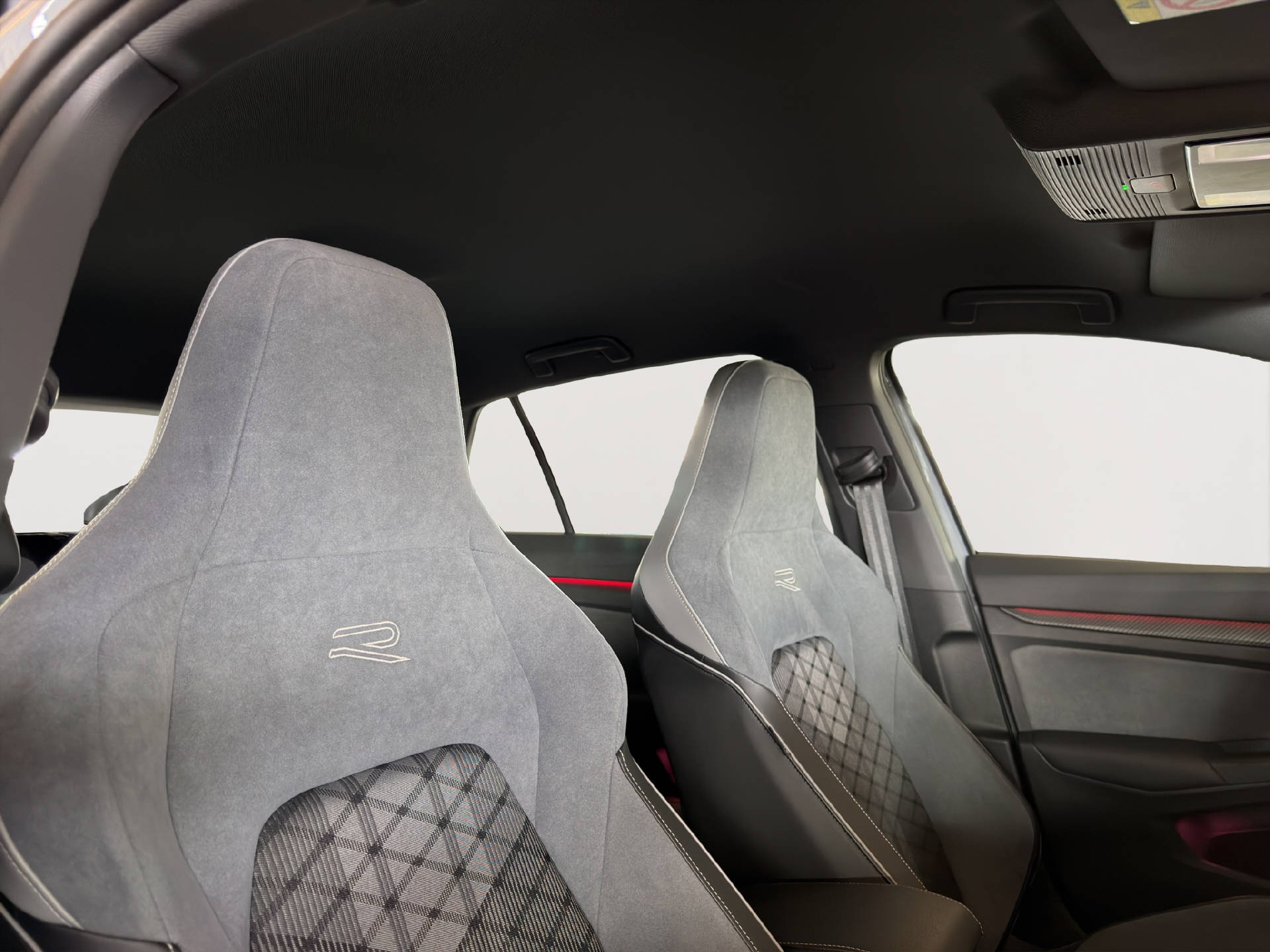 VW Golf VIII 1.5 eTSI R-Line 75 Edition DSG-image-16