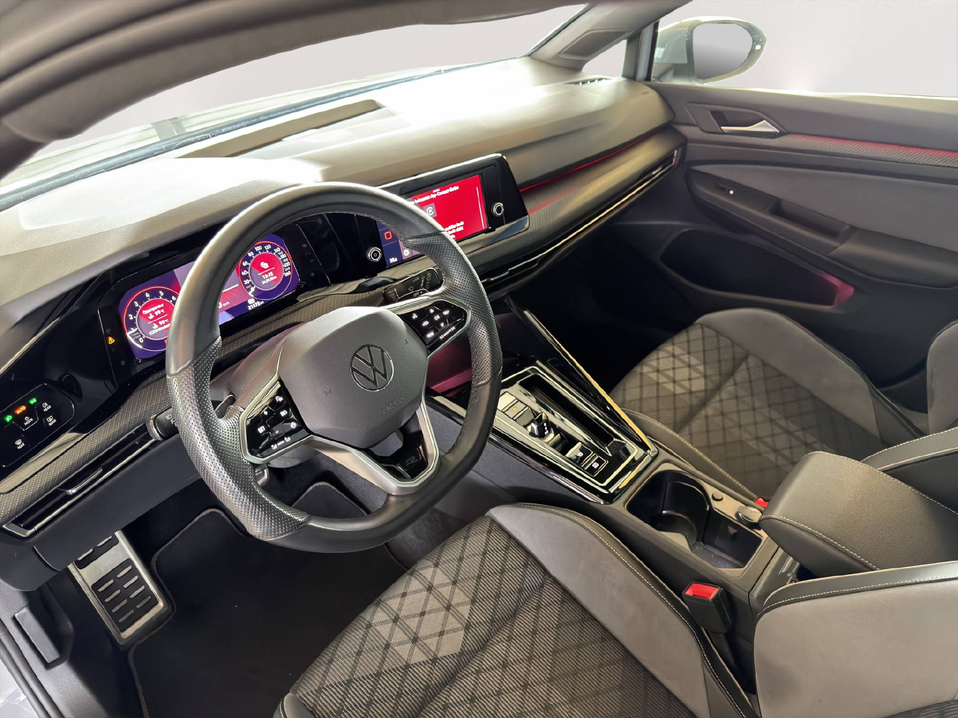 VW Golf VIII 1.5 eTSI R-Line 75 Edition DSG-image-10