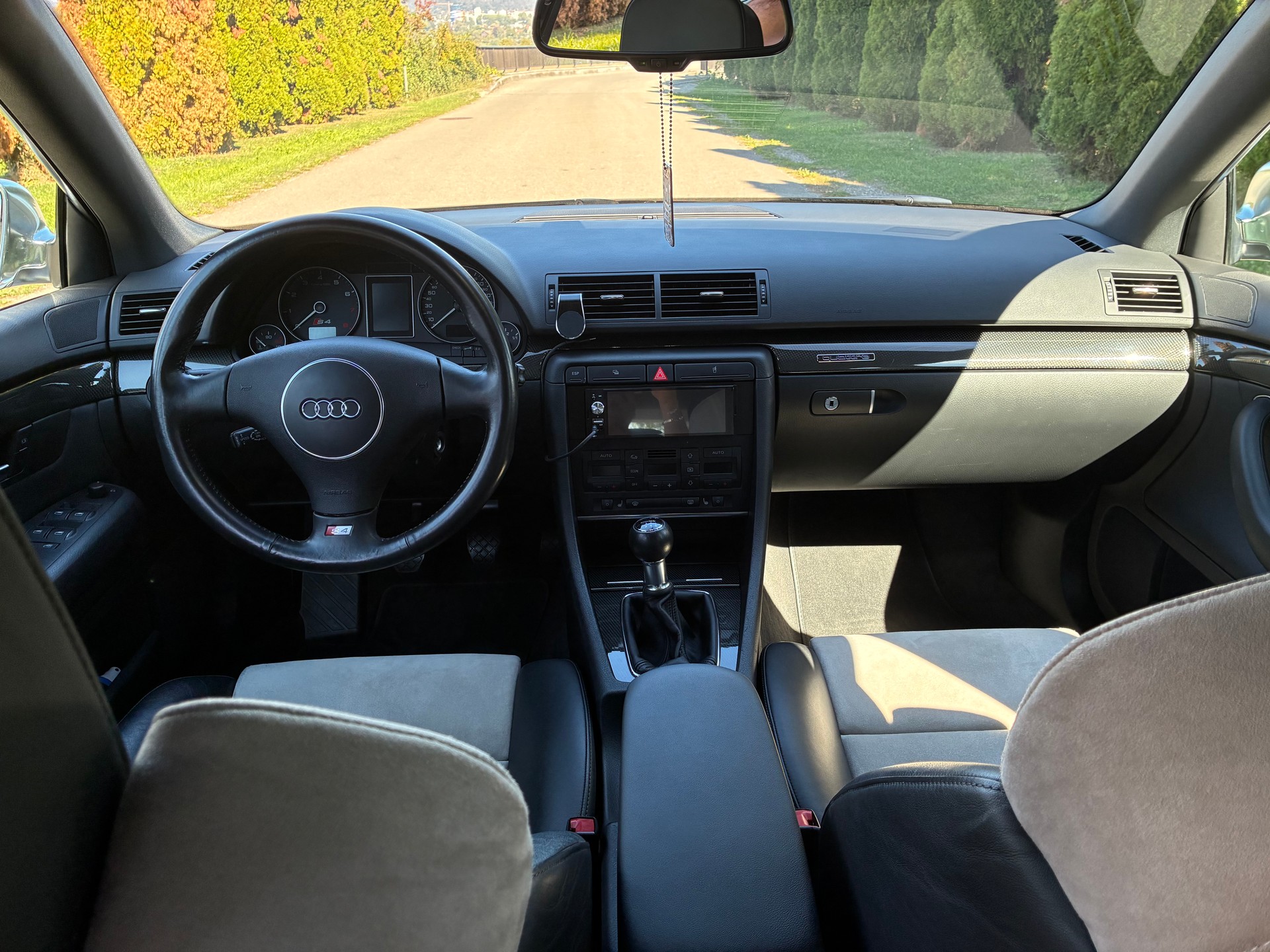 AUDI 4.2 V8 quattro-image-10