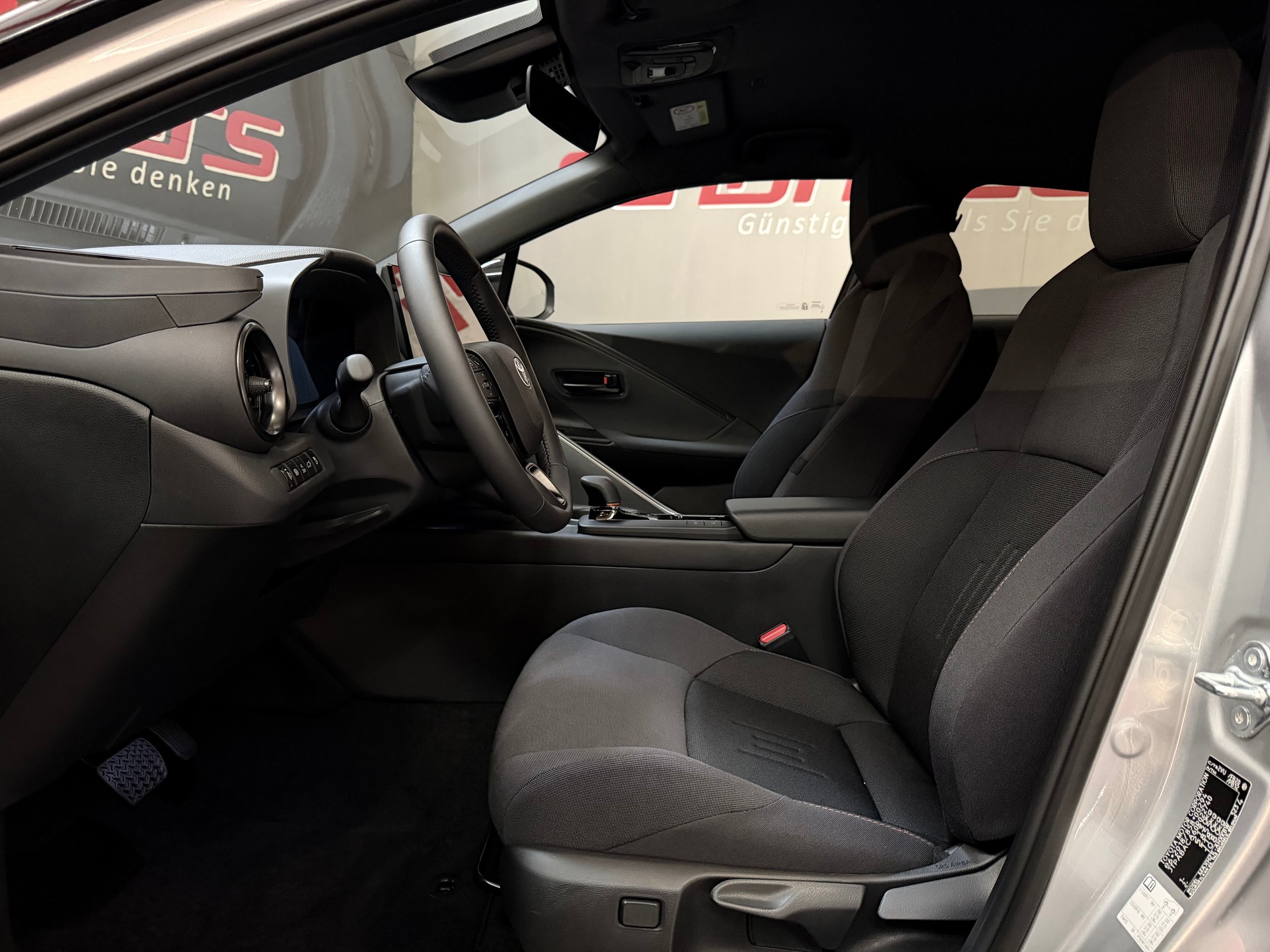 TOYOTA C-HR 2.0 PHEV CVT Trend-image-12