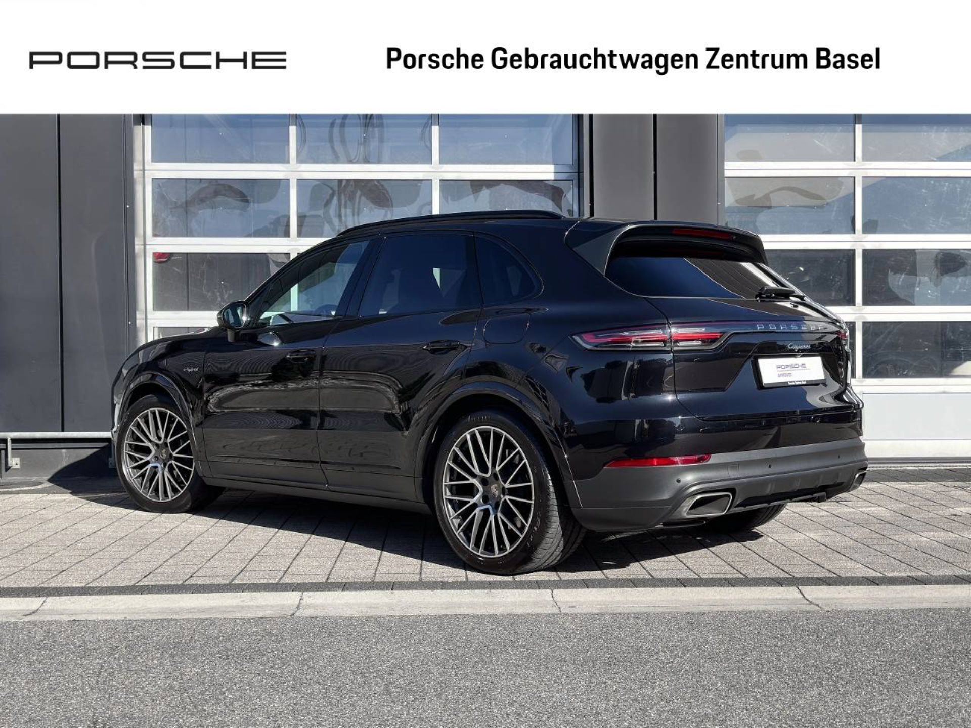 PORSCHE Cayenne E-Hybrid-showroom-element-2