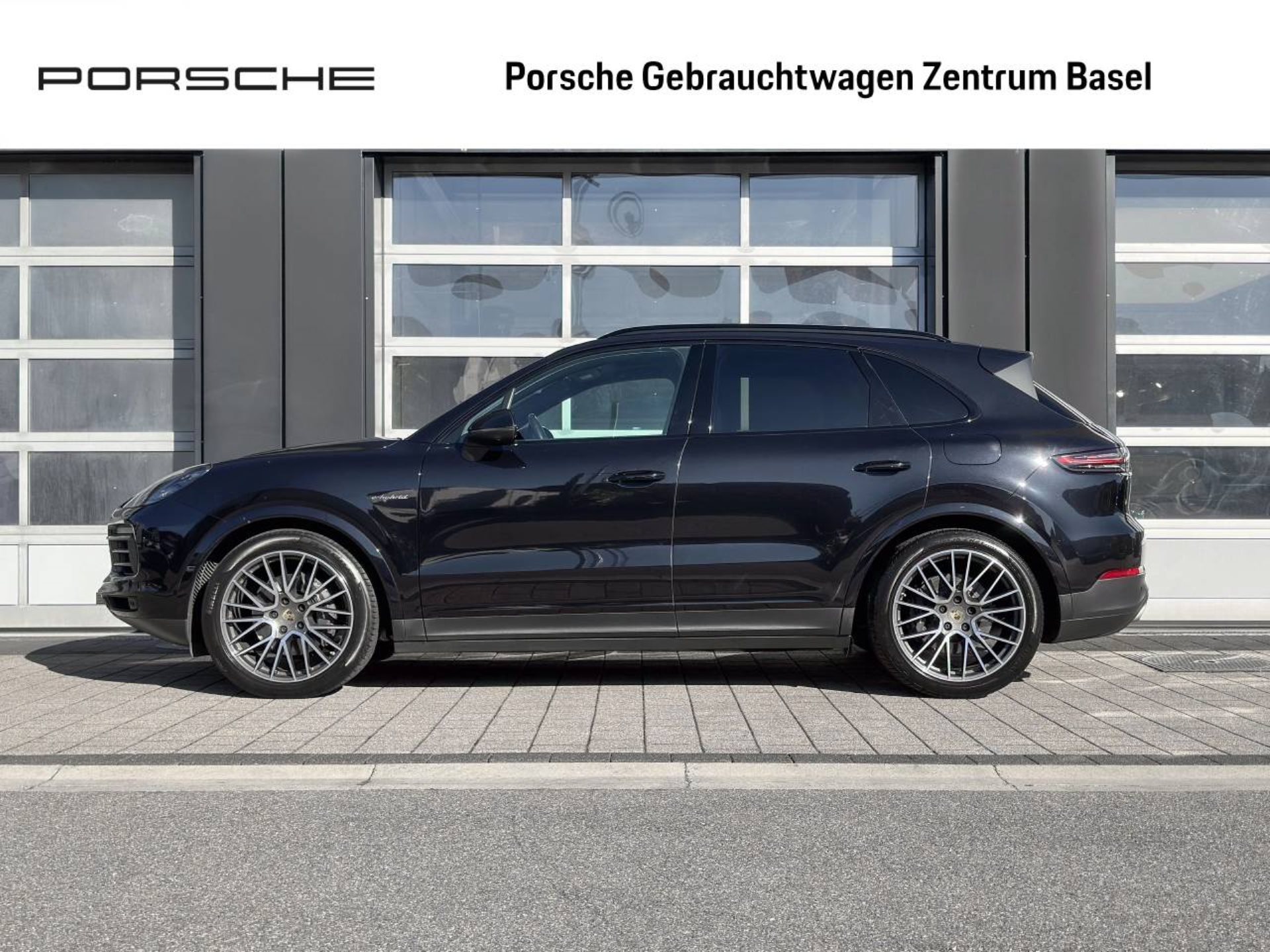 PORSCHE Cayenne E-Hybrid-showroom-element-1