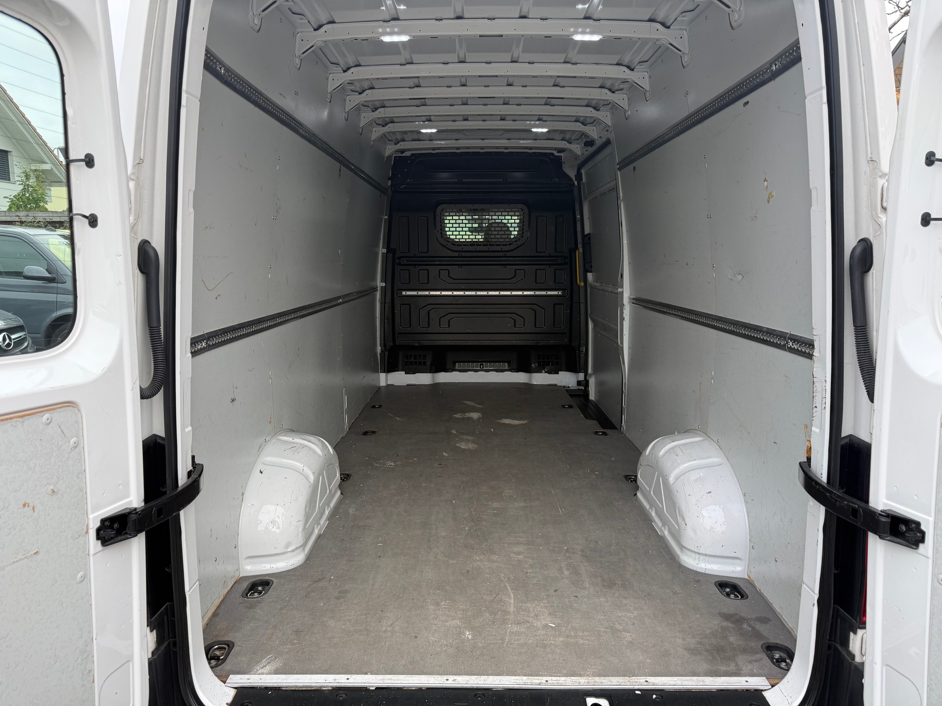 VW Crafter 35 2.0 TDI L4-image-3
