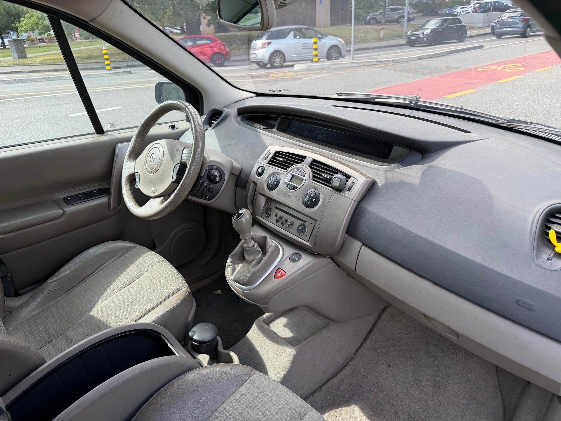RENAULT Grand Scénic 1.9 dCi Privilège-image-8