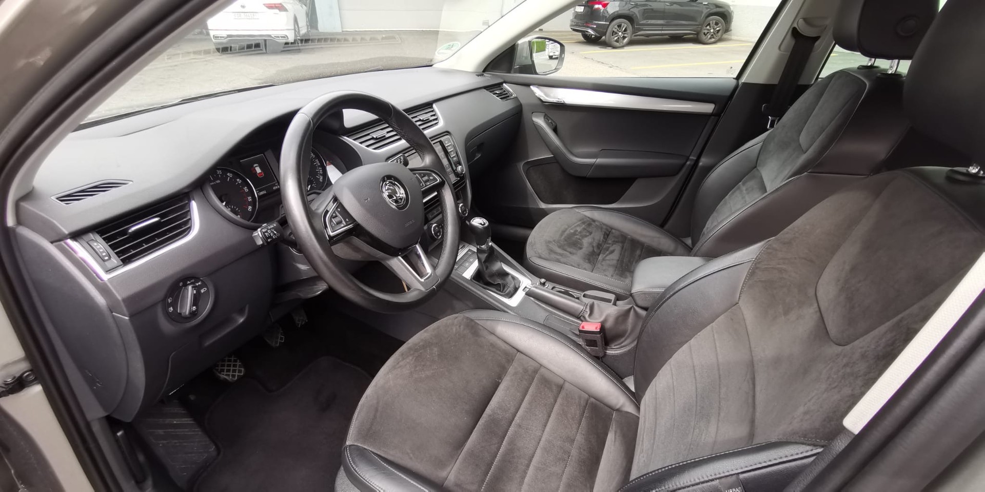SKODA Octavia Combi 2.0 TDI Elegance 4x4-image-9