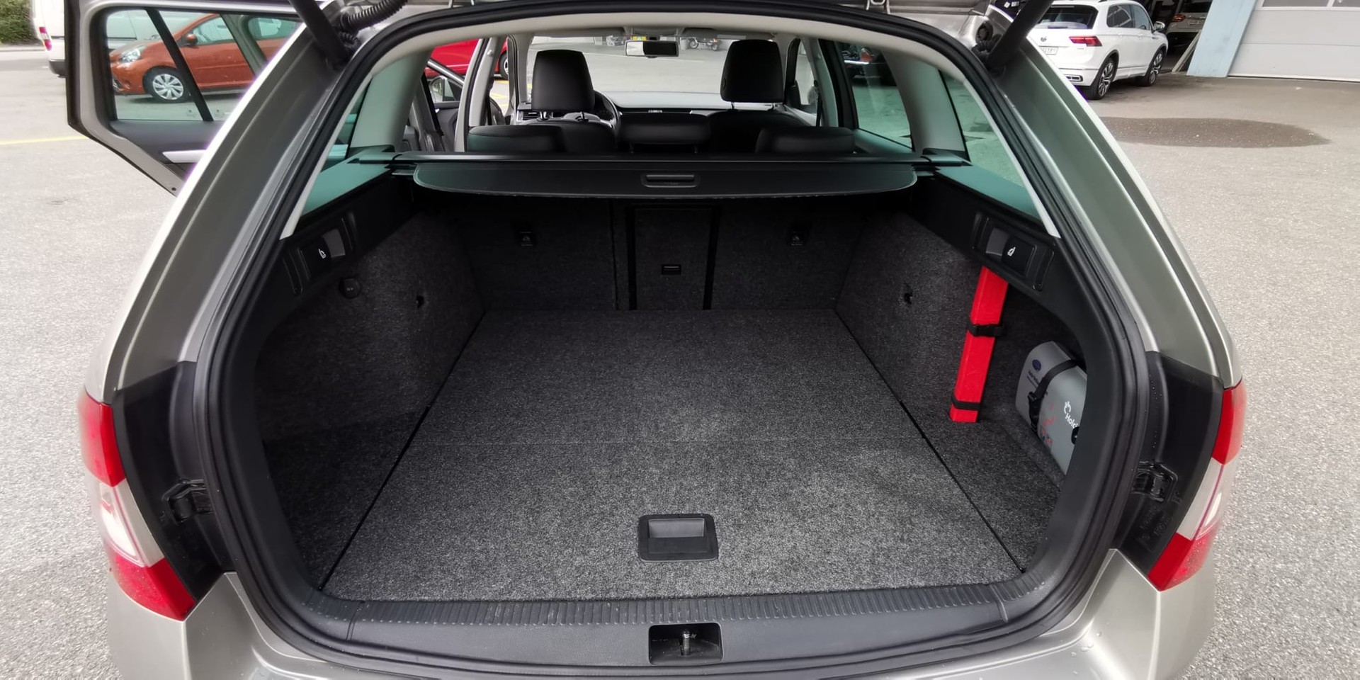 SKODA Octavia Combi 2.0 TDI Elegance 4x4-image-8