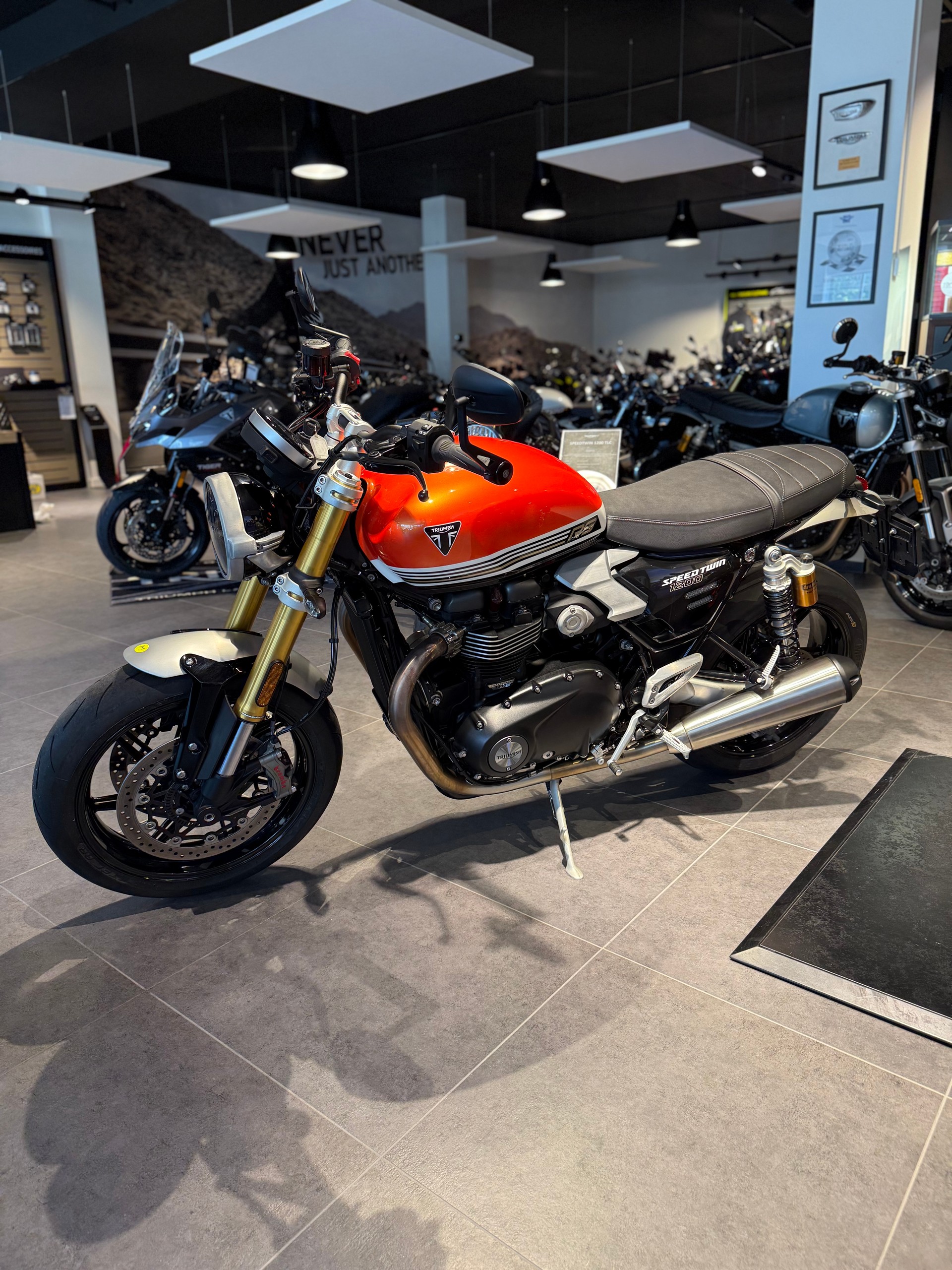 TRIUMPH Speed Twin 1200 RS-showroom-element-3