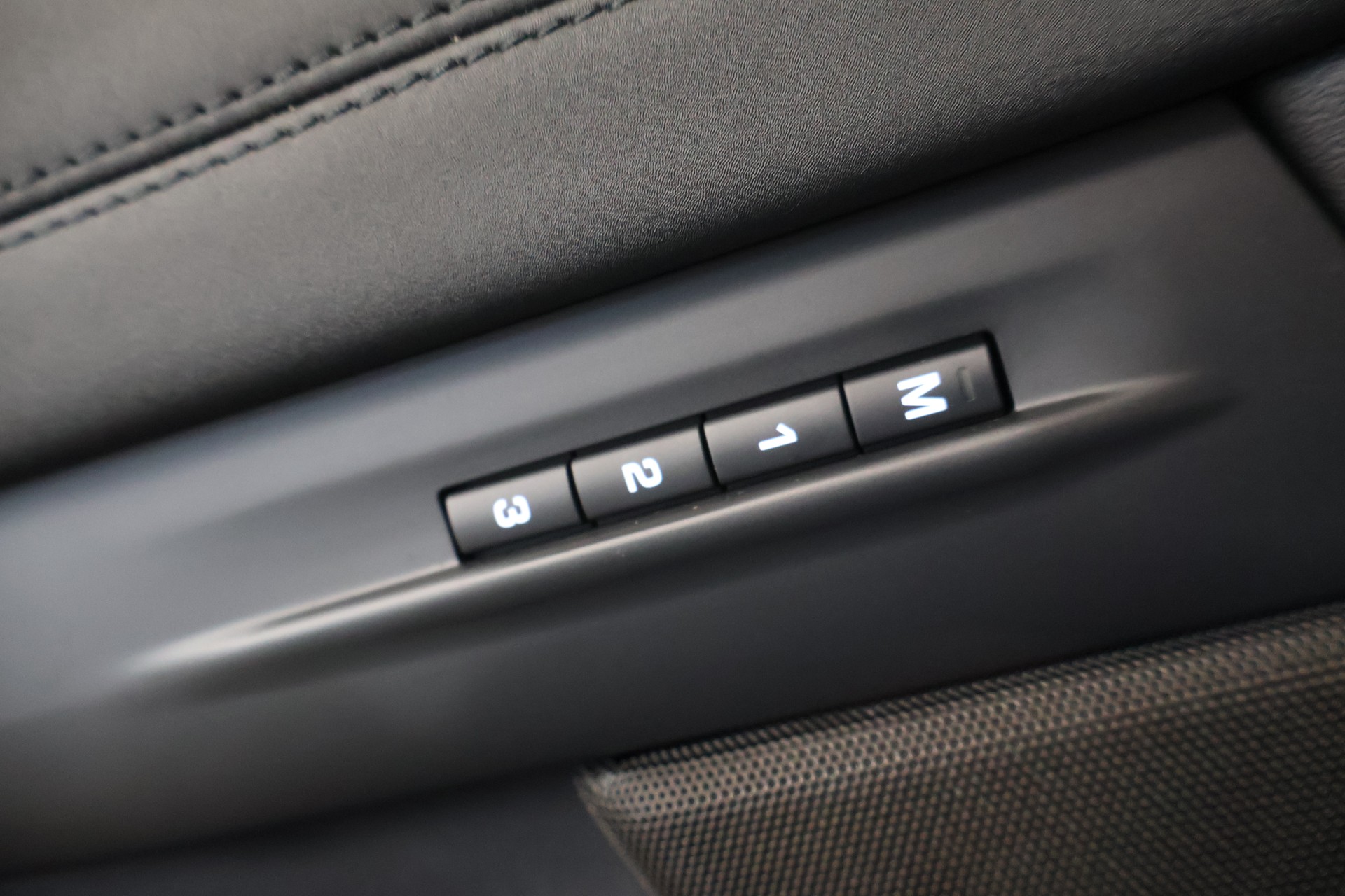 LAND ROVER Range Rover Evoque R-Dynamic D 200 MHEV SE AT9-image-28
