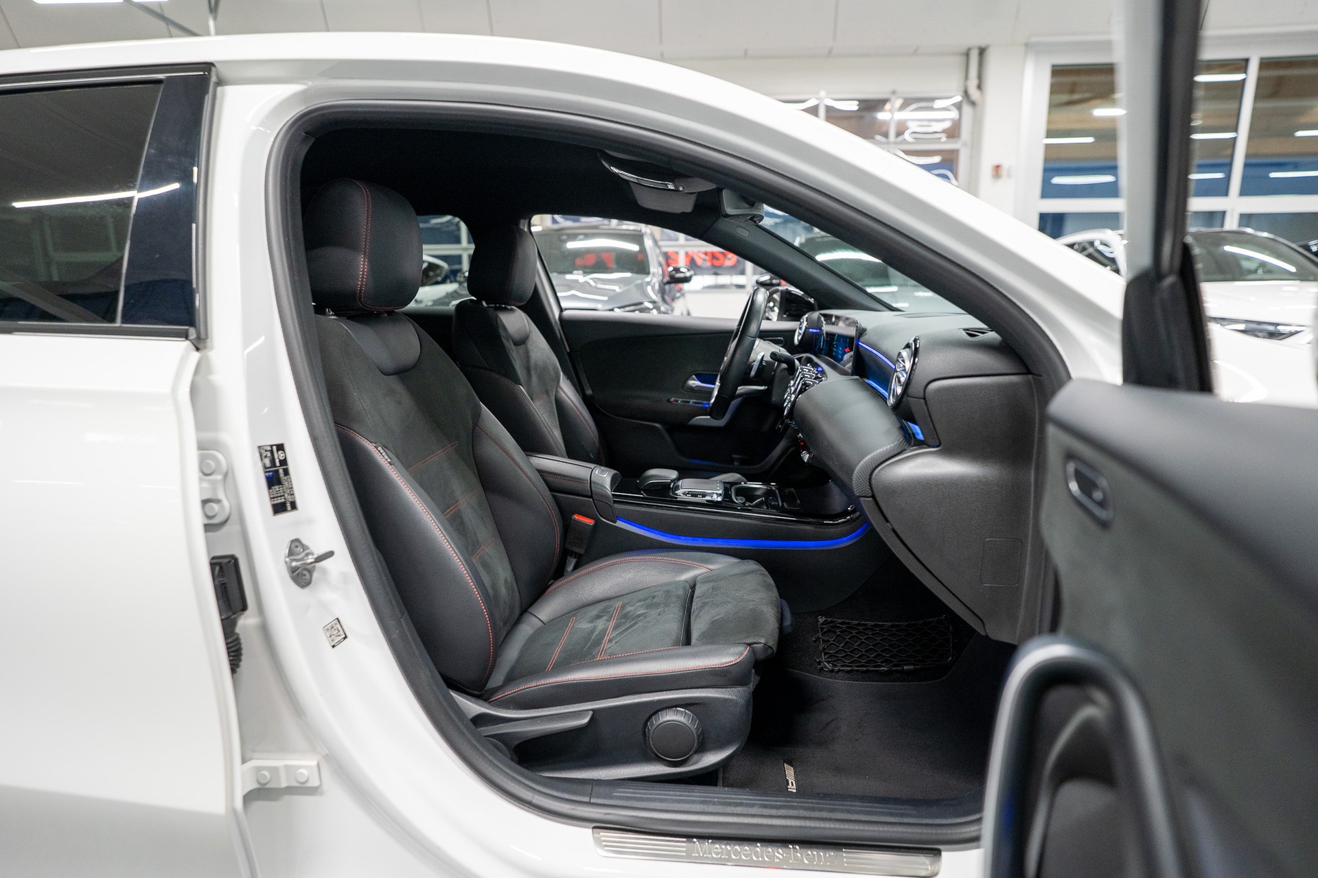 MERCEDES-BENZ A 180 d AMG Line Limousine / Rückfahrkamera / Ambientebeleuchtung / Sitzheizung-image-13