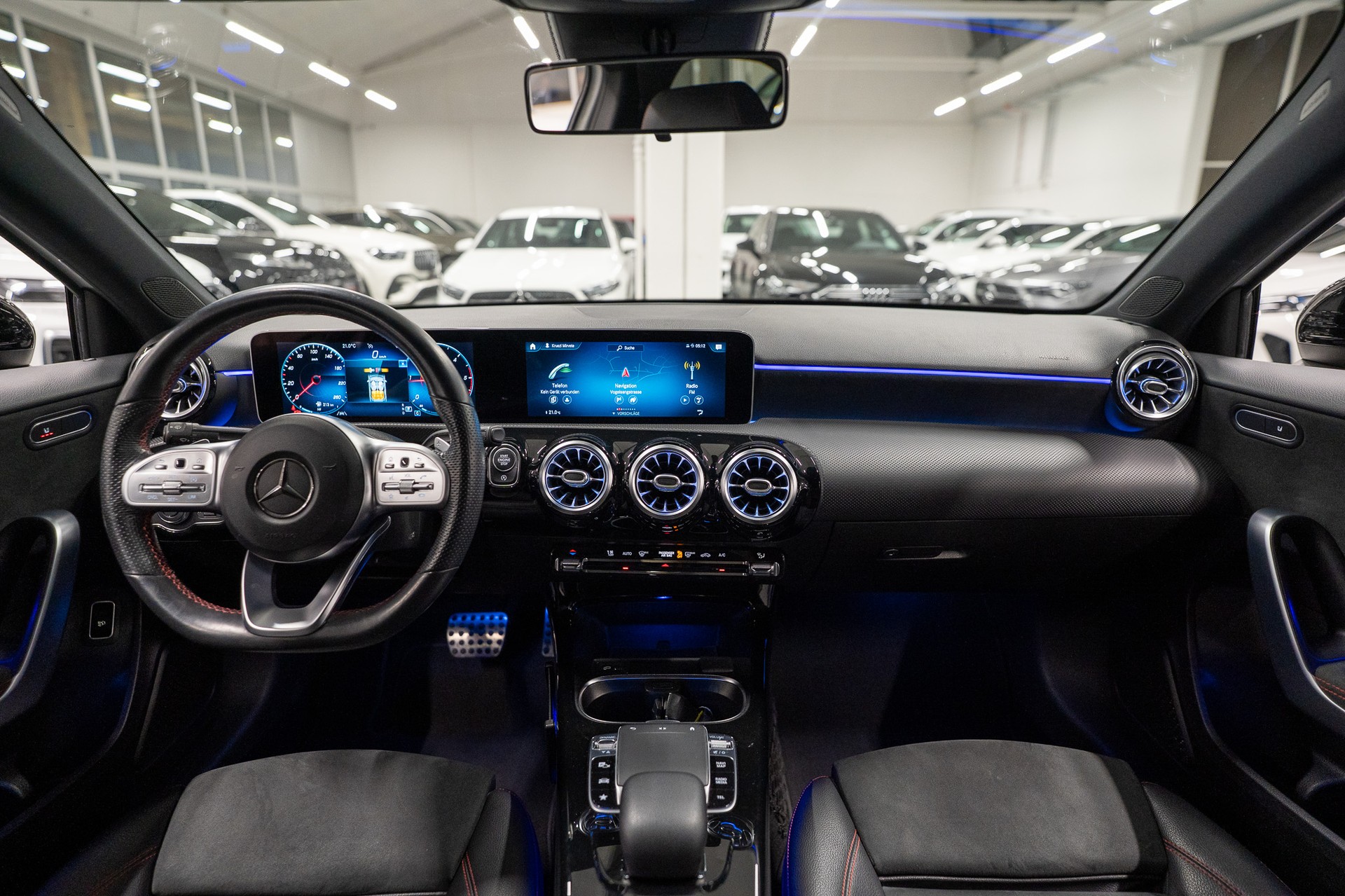 MERCEDES-BENZ A 180 d AMG Line Limousine / Rückfahrkamera / Ambientebeleuchtung / Sitzheizung-image-15