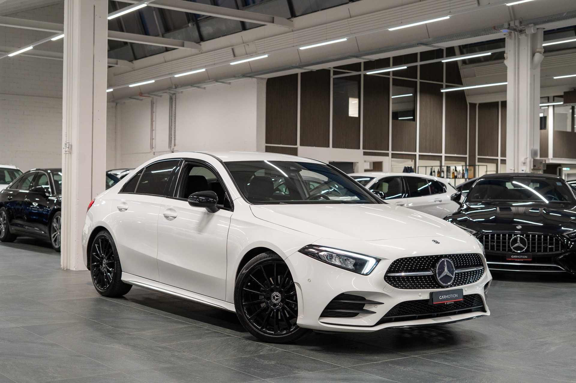 MERCEDES-BENZ A 180 d AMG Line Limousine / Rückfahrkamera / Ambientebeleuchtung / Sitzheizung-image-2