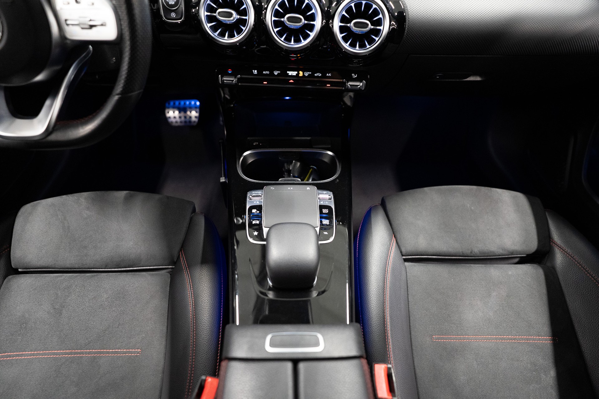 MERCEDES-BENZ A 180 d AMG Line Limousine / Rückfahrkamera / Ambientebeleuchtung / Sitzheizung-image-21