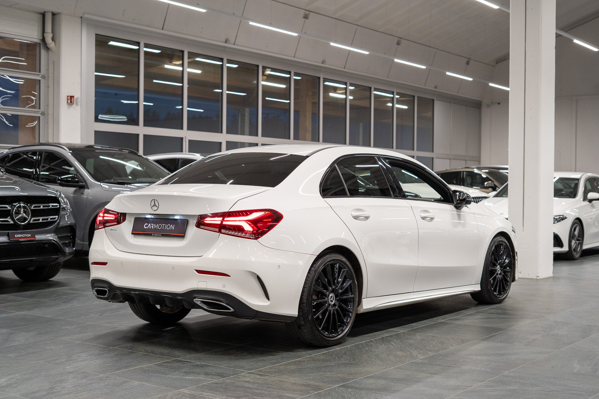 MERCEDES-BENZ A 180 d AMG Line Limousine / Rückfahrkamera / Ambientebeleuchtung / Sitzheizung-image-3
