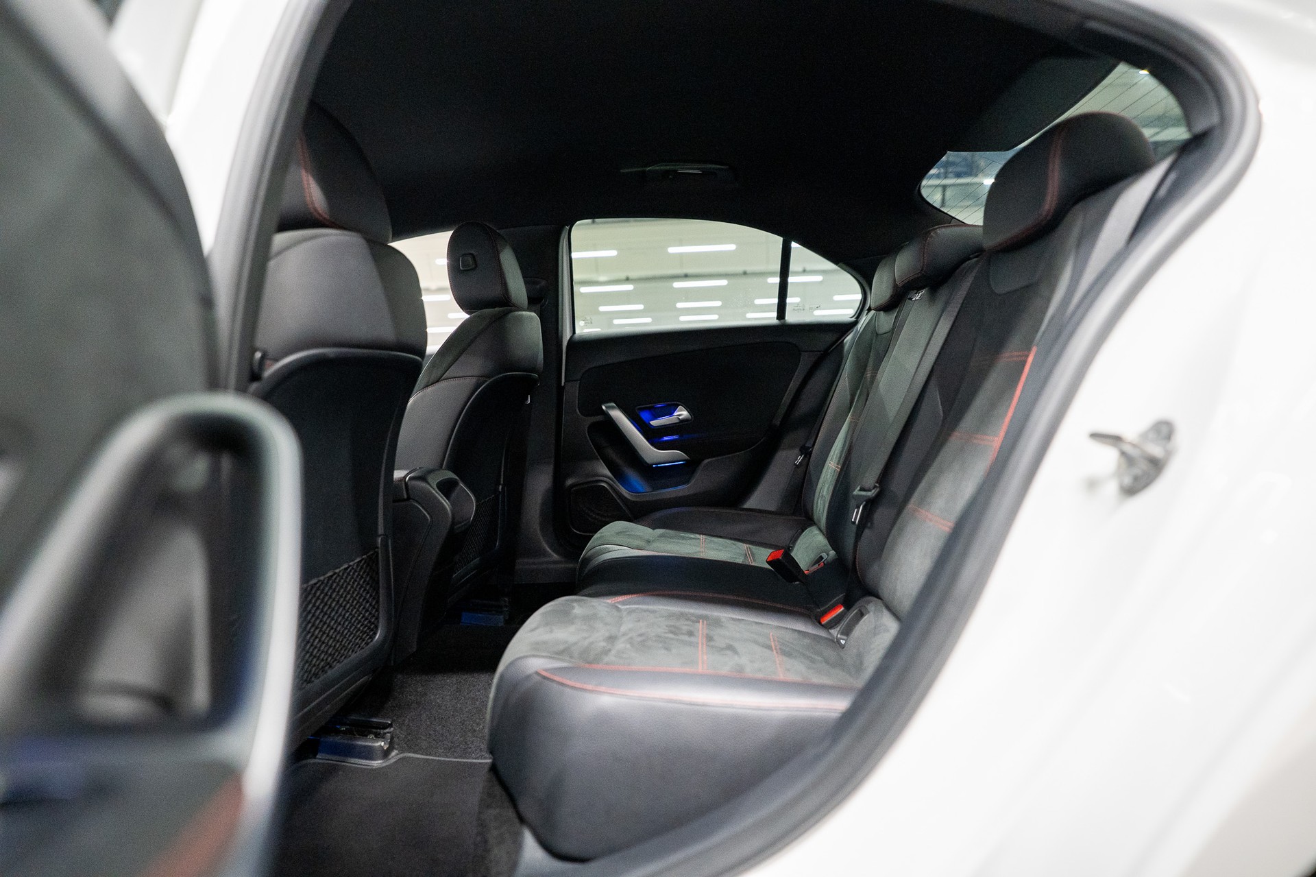 MERCEDES-BENZ A 180 d AMG Line Limousine / Rückfahrkamera / Ambientebeleuchtung / Sitzheizung-image-11