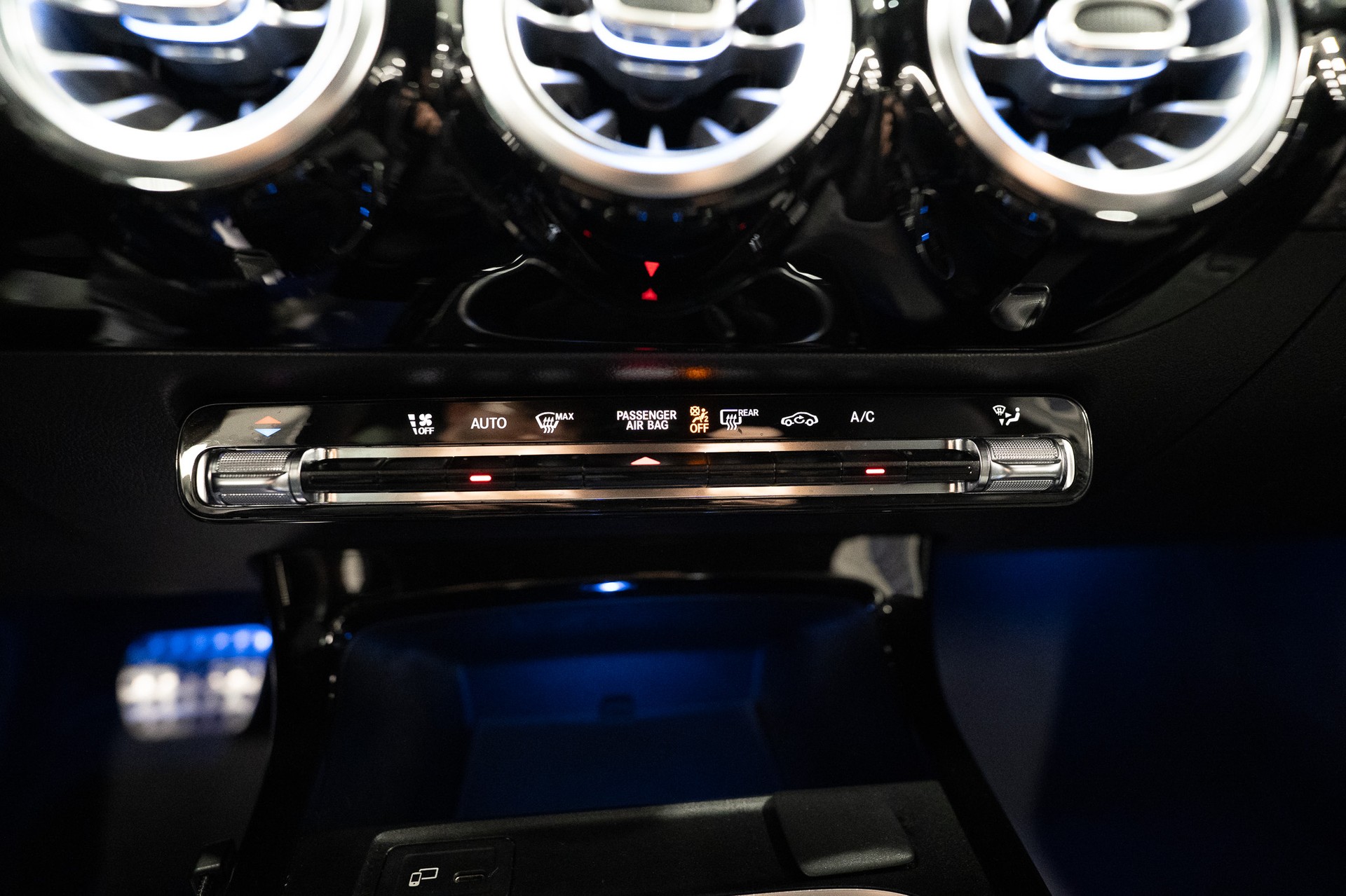 MERCEDES-BENZ A 180 d AMG Line Limousine / Rückfahrkamera / Ambientebeleuchtung / Sitzheizung-image-20