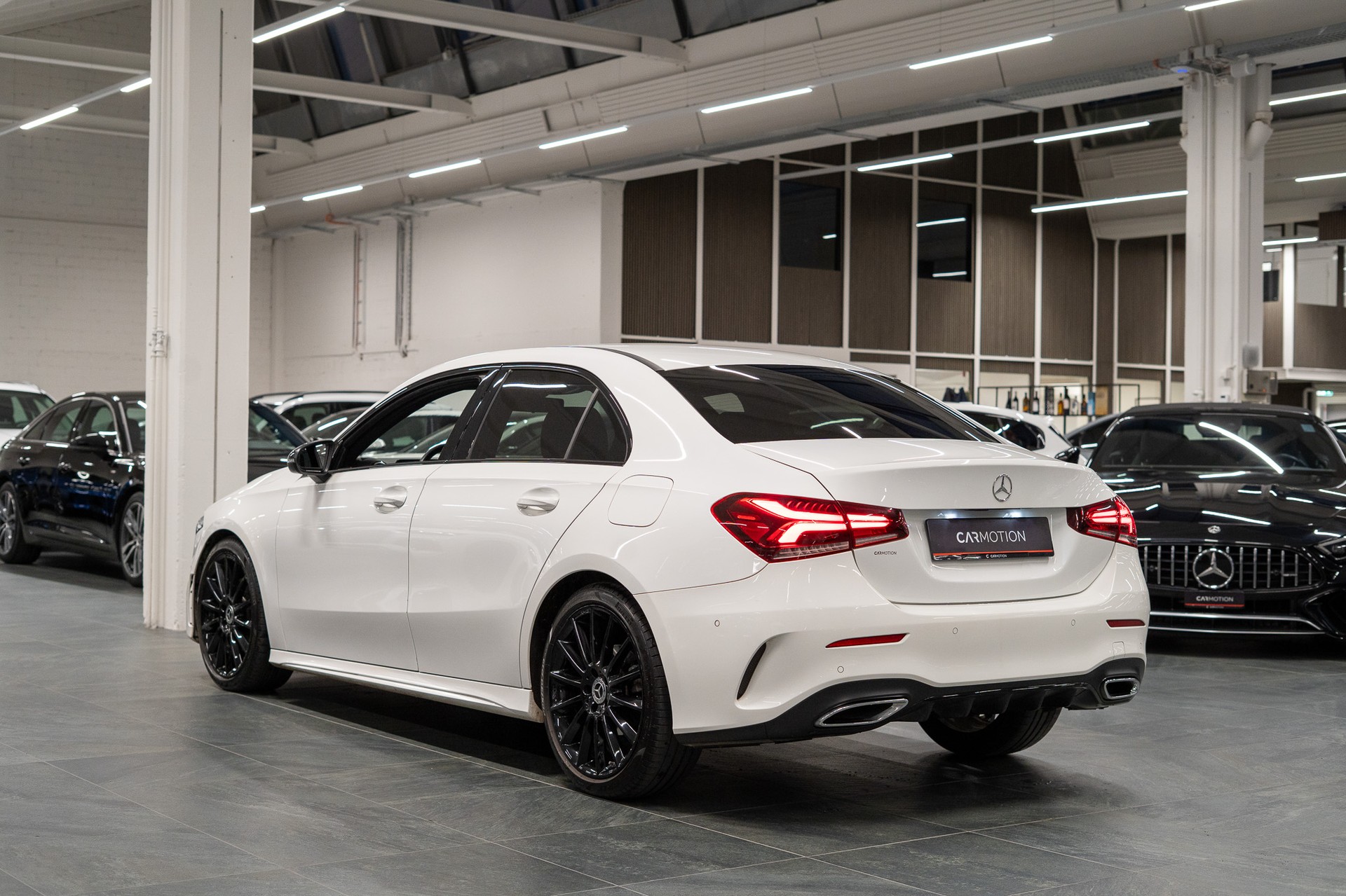 MERCEDES-BENZ A 180 d AMG Line Limousine / Rückfahrkamera / Ambientebeleuchtung / Sitzheizung-image-6