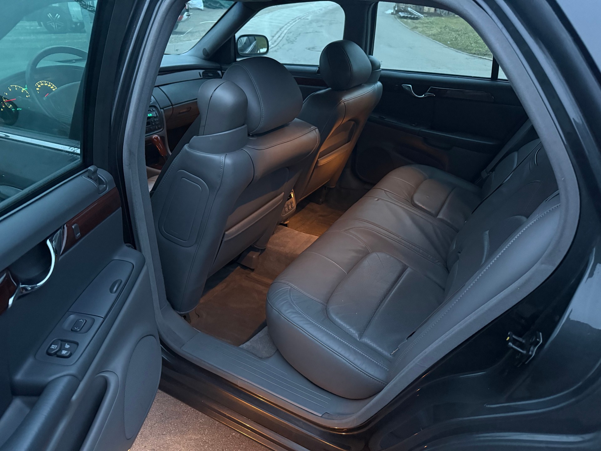 CADILLAC DTS-image-8