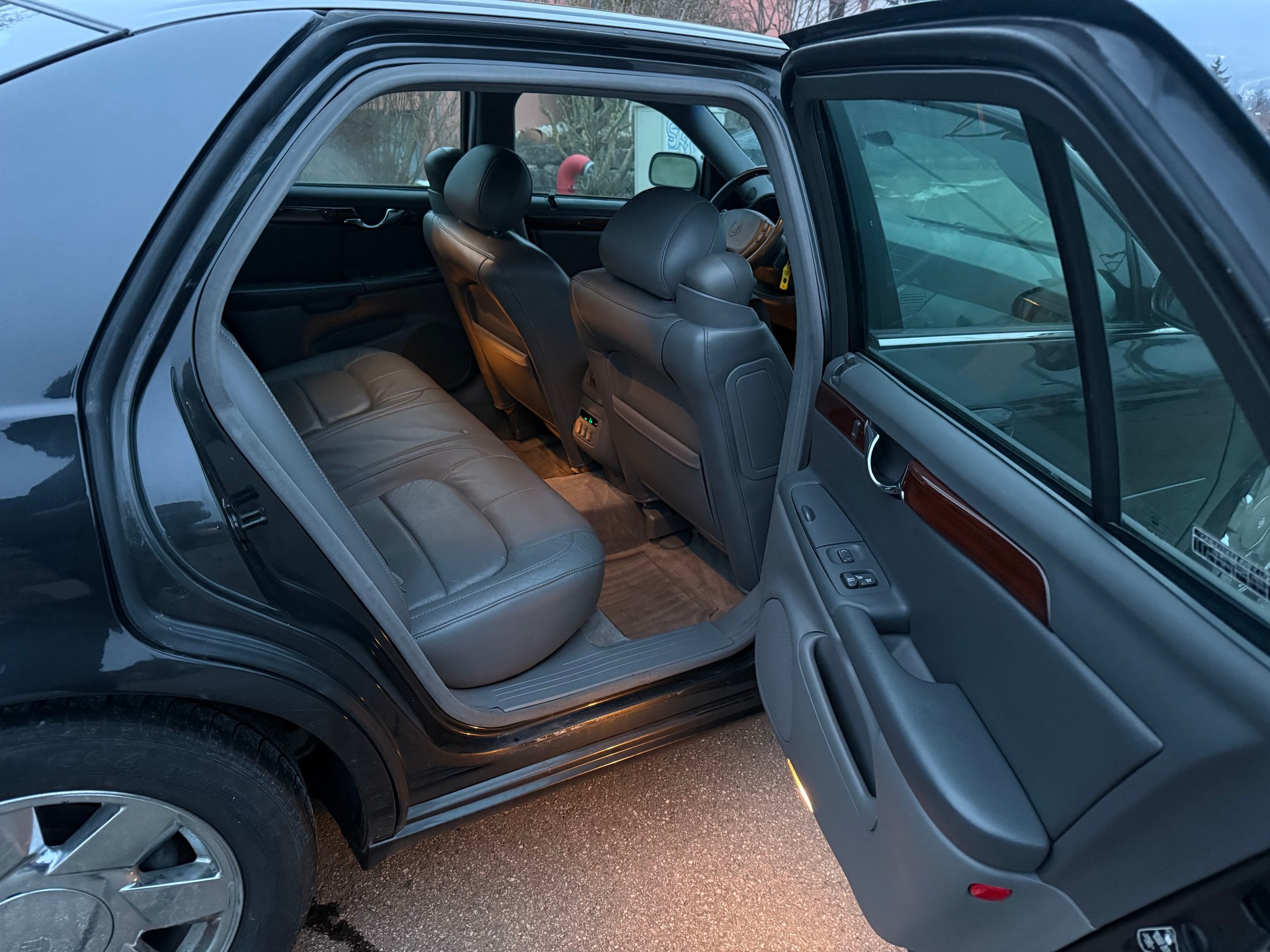 CADILLAC DTS-image-7