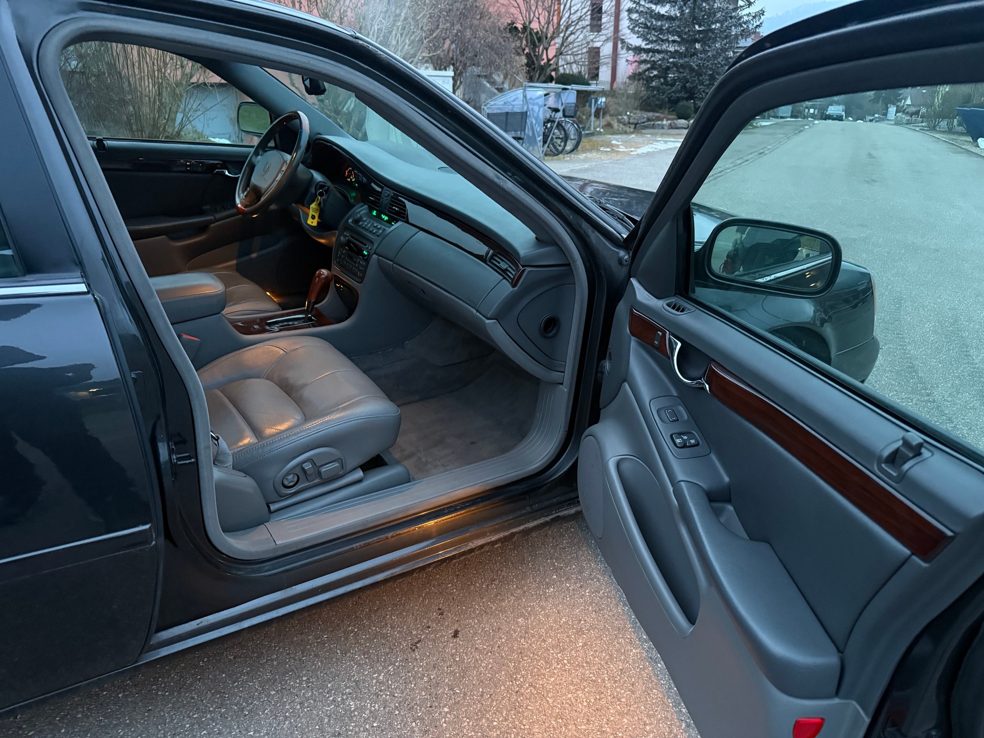 CADILLAC DTS-image-6