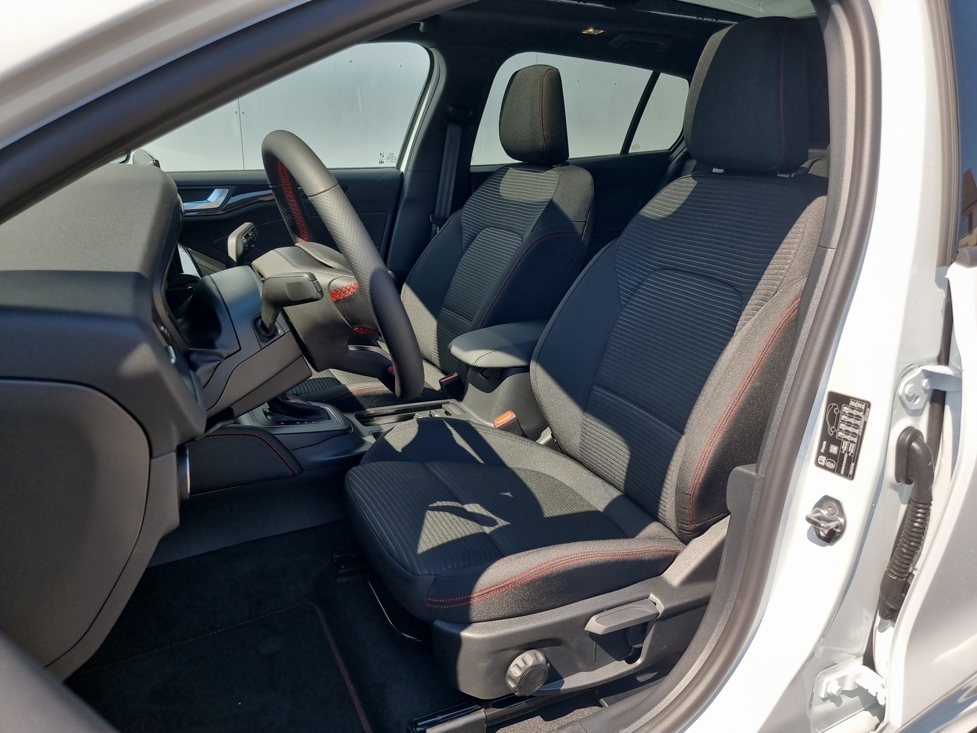 FORD Focus Station Wagon 1.0i EcoB Hybrid 155 ST-Line X-image-11