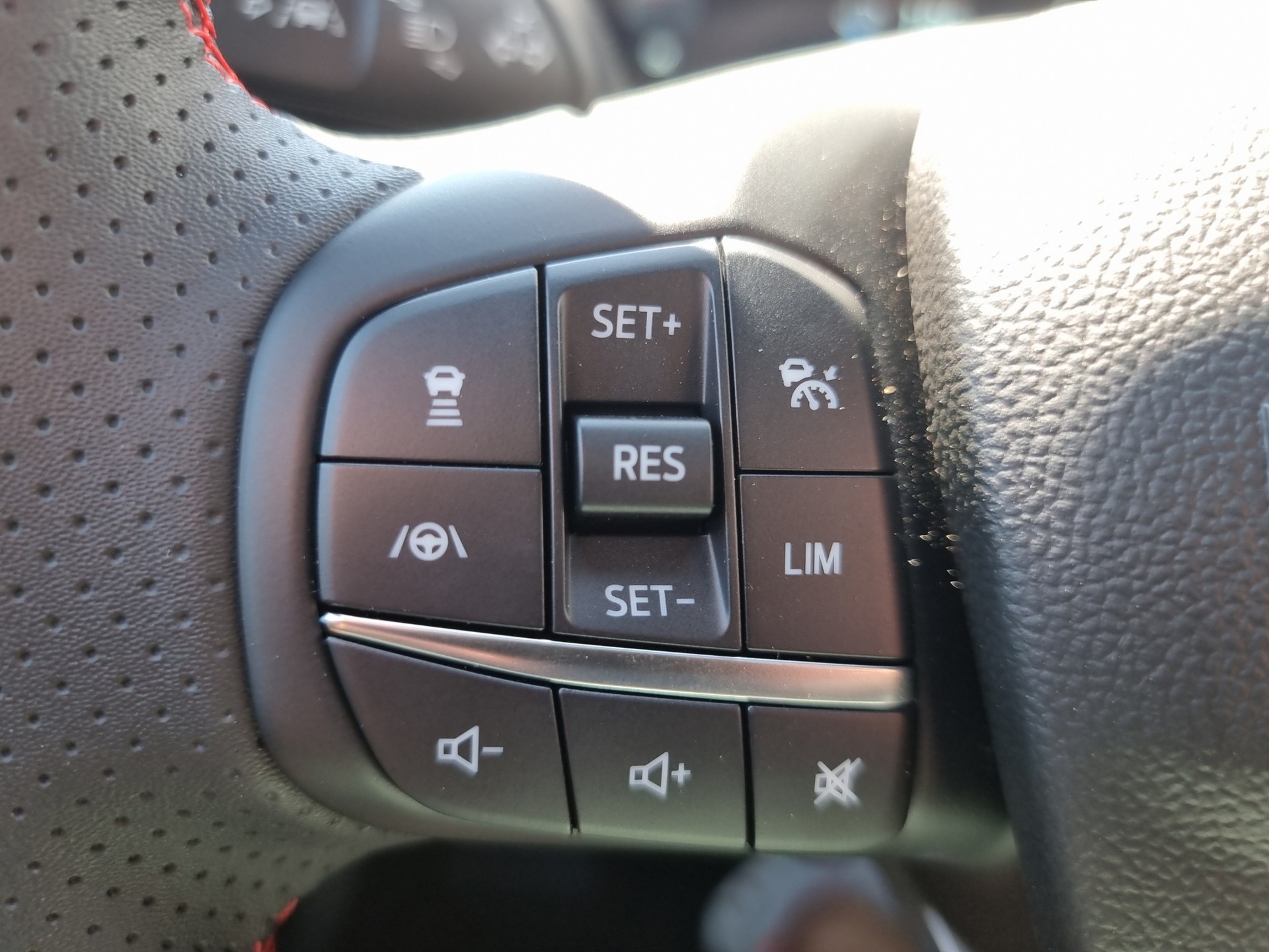 FORD Focus Station Wagon 1.0i EcoB Hybrid 155 ST-Line X-image-9