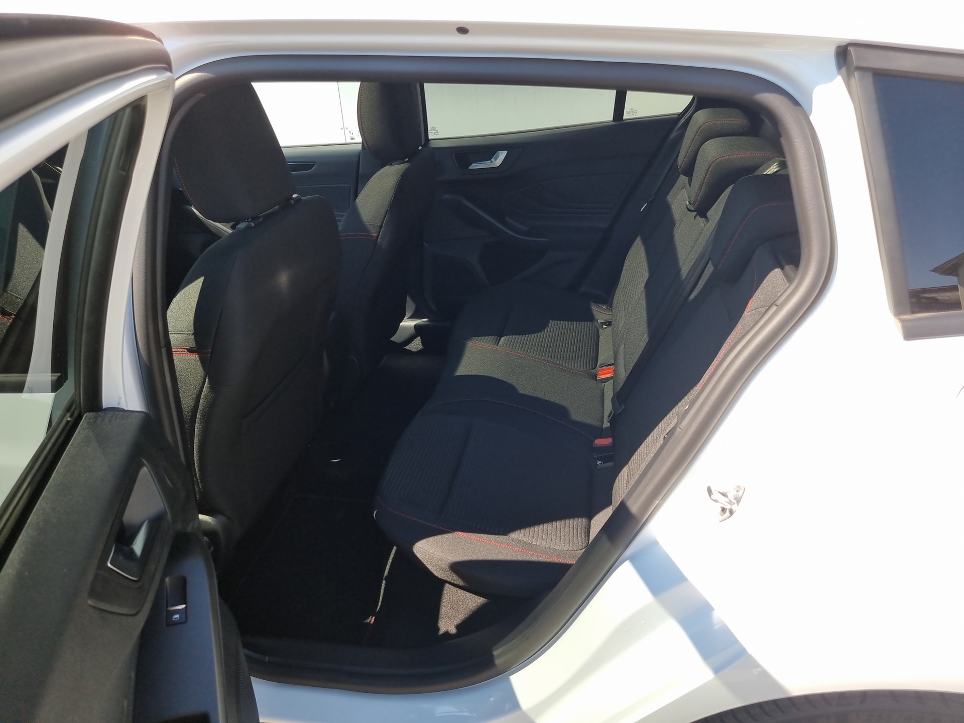 FORD Focus Station Wagon 1.0i EcoB Hybrid 155 ST-Line X-image-13