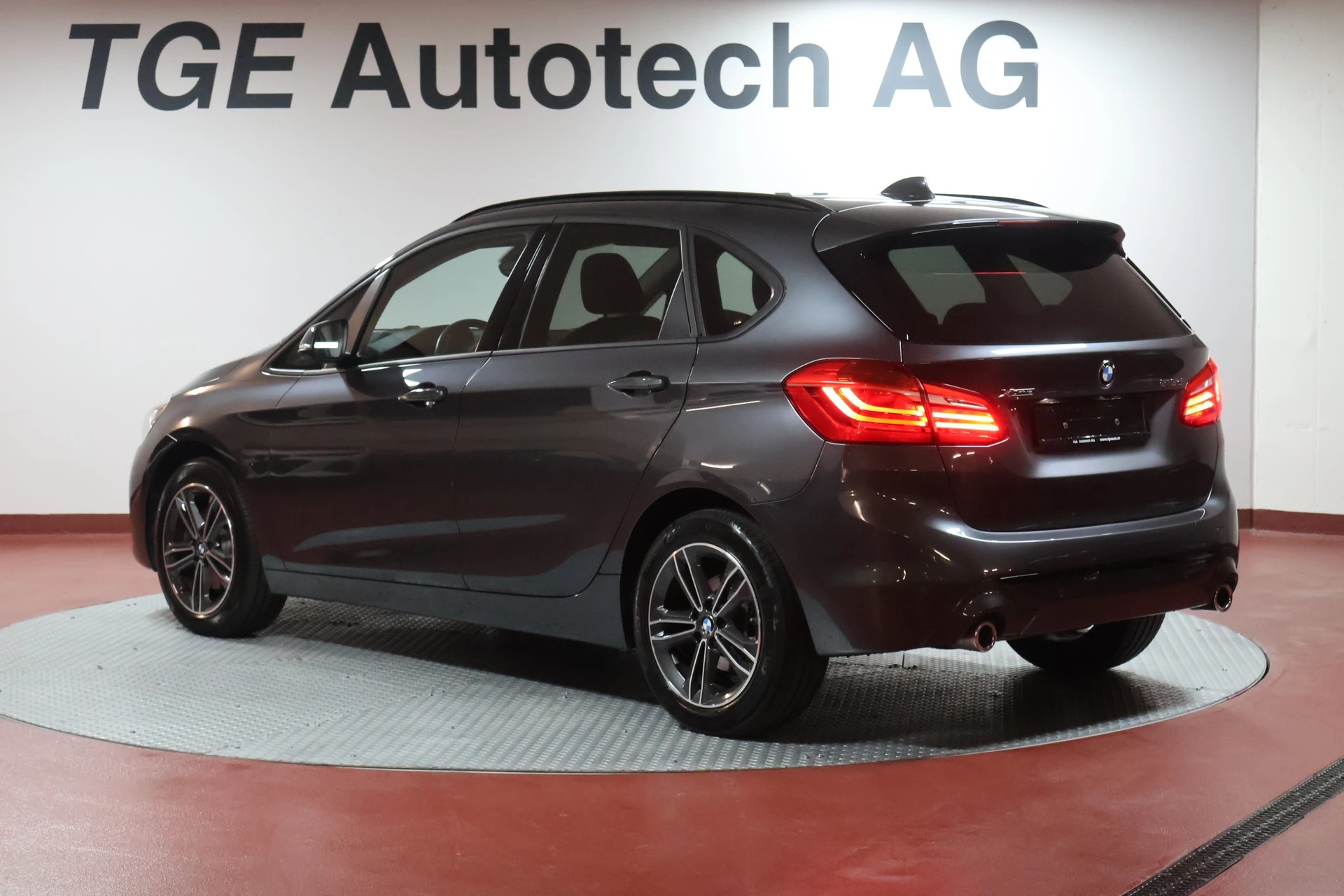 BMW 218d xDrive Active Tourer Steptronic Sport Line-image-16