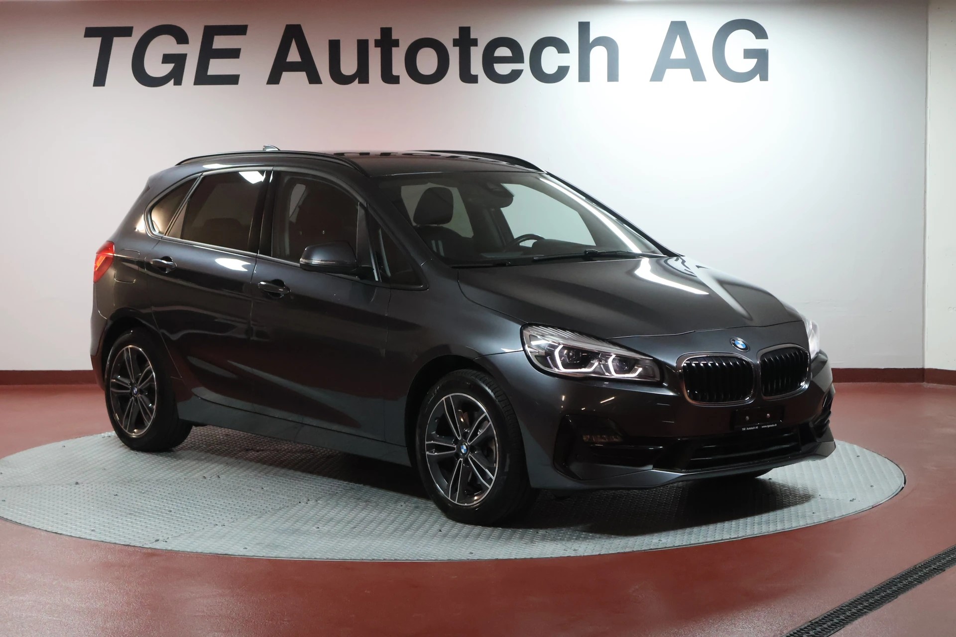 BMW 218d xDrive Active Tourer Steptronic Sport Line-image-2