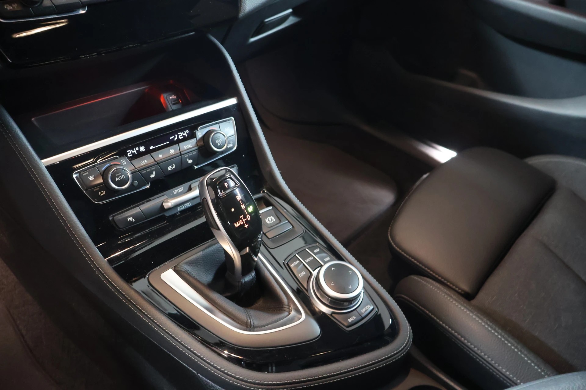 BMW 218d xDrive Active Tourer Steptronic Sport Line-image-9