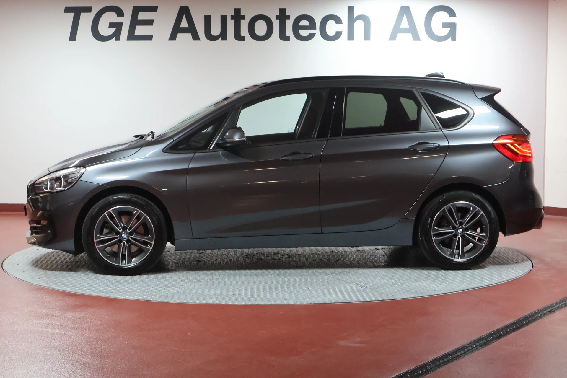 BMW 218d xDrive Active Tourer Steptronic Sport Line-image-3