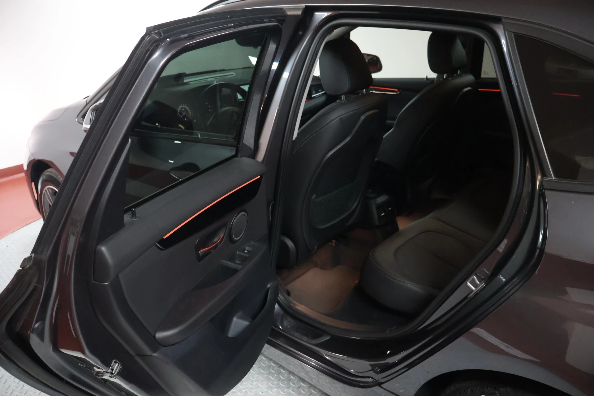BMW 218d xDrive Active Tourer Steptronic Sport Line-image-14