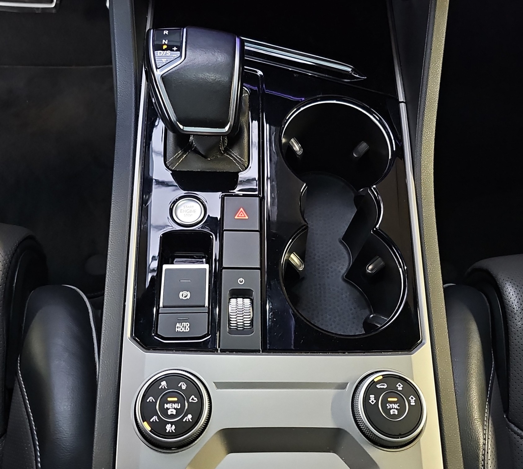 VW Touareg 3.0 V6 TSI R-Line-image-14