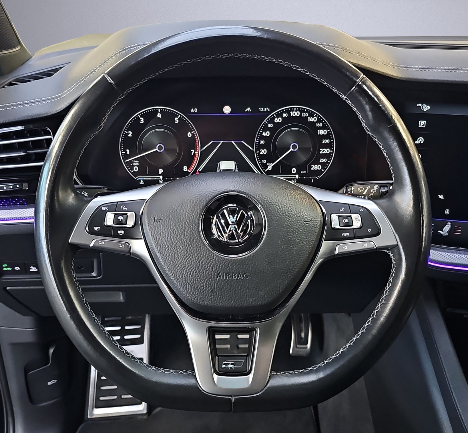 VW Touareg 3.0 V6 TSI R-Line-image-12